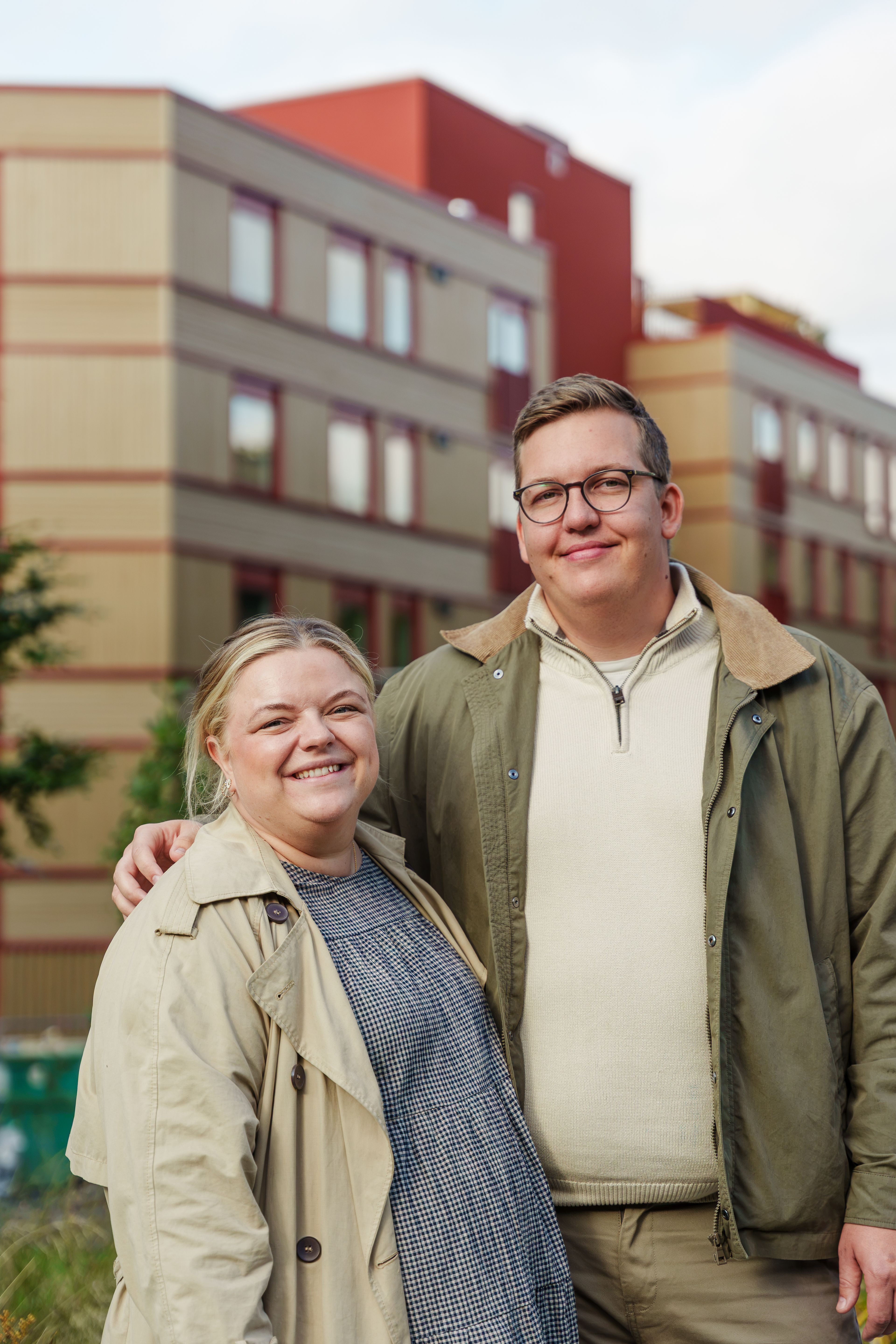 Et bilde av det smilende paret som holder rundt hverandre. 
