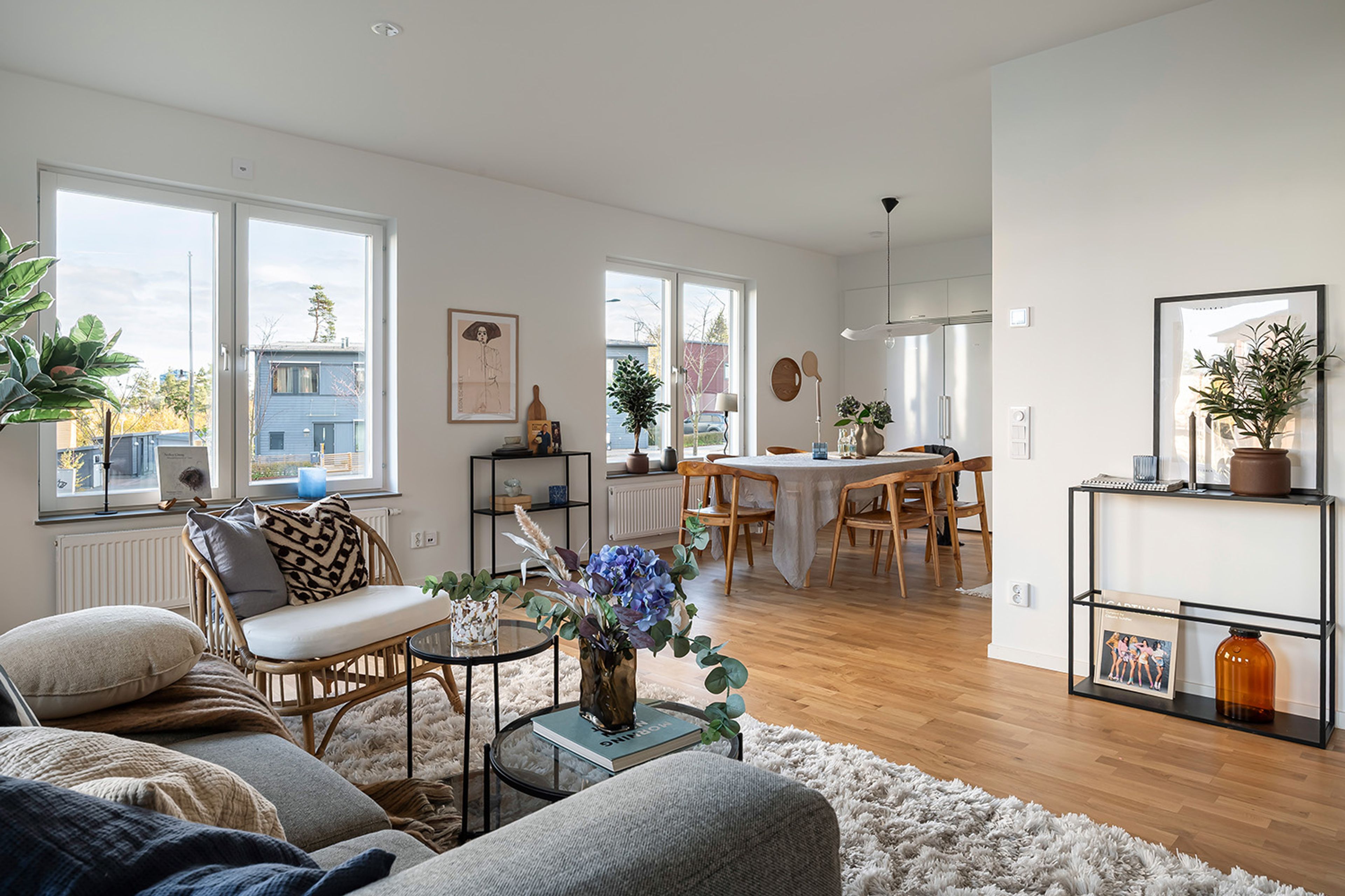 Foto på vardagsrum och kök i öppen planlösning