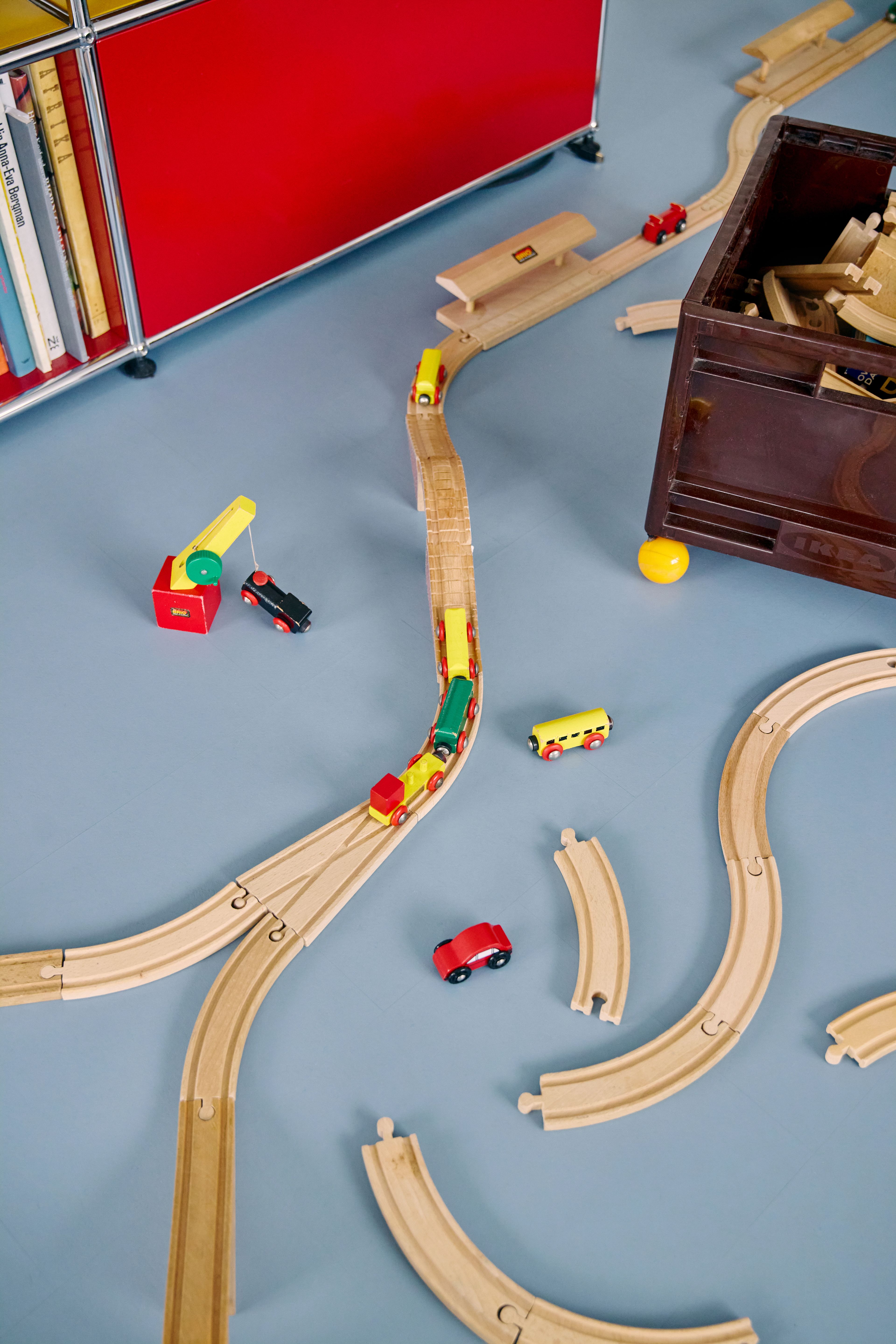 Detaljbilde av en Brio togbane på gulvet.