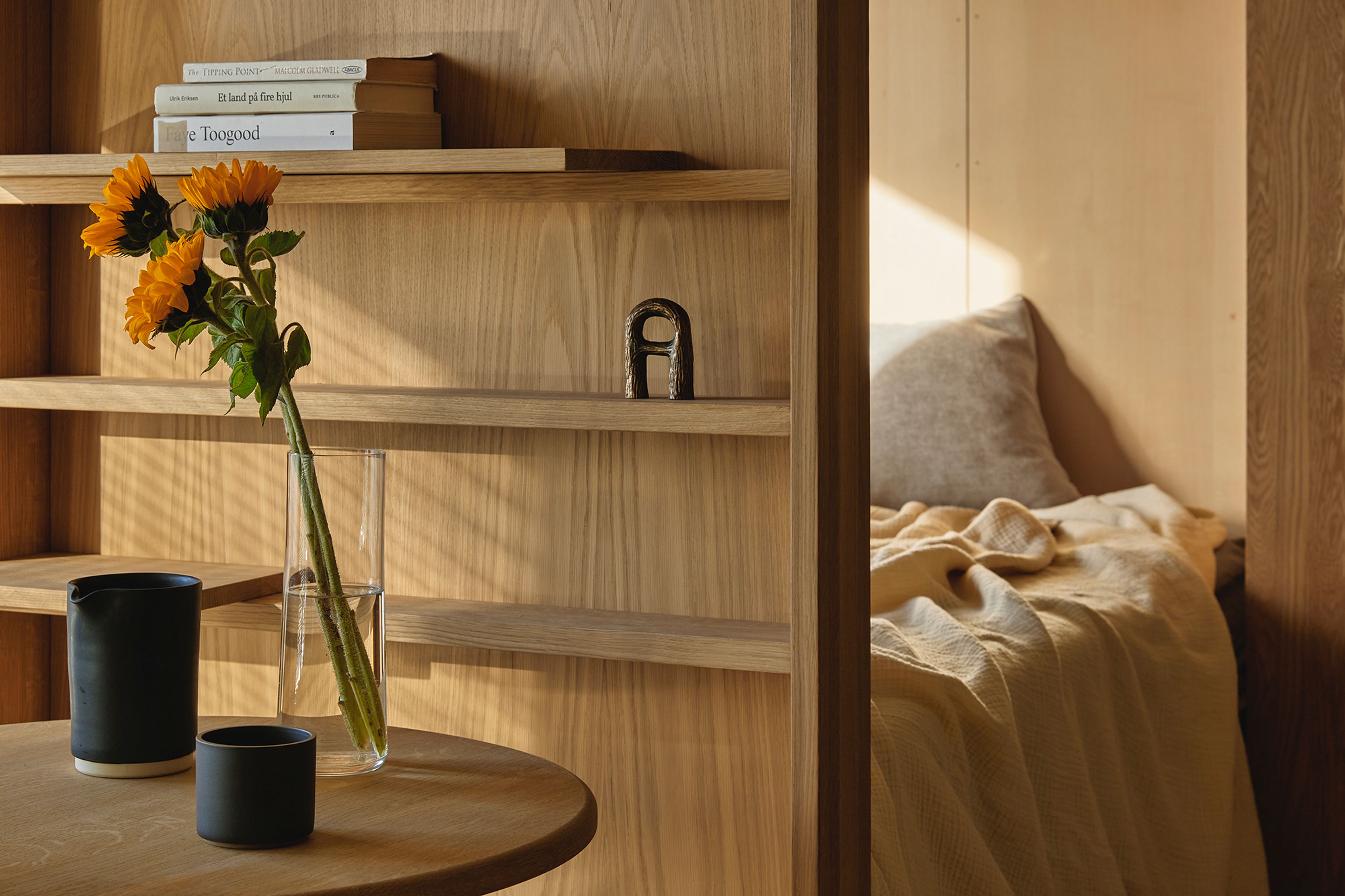 Detaljbilde av hyller og seng på soverom i leilighet i OBOS Living Lab.