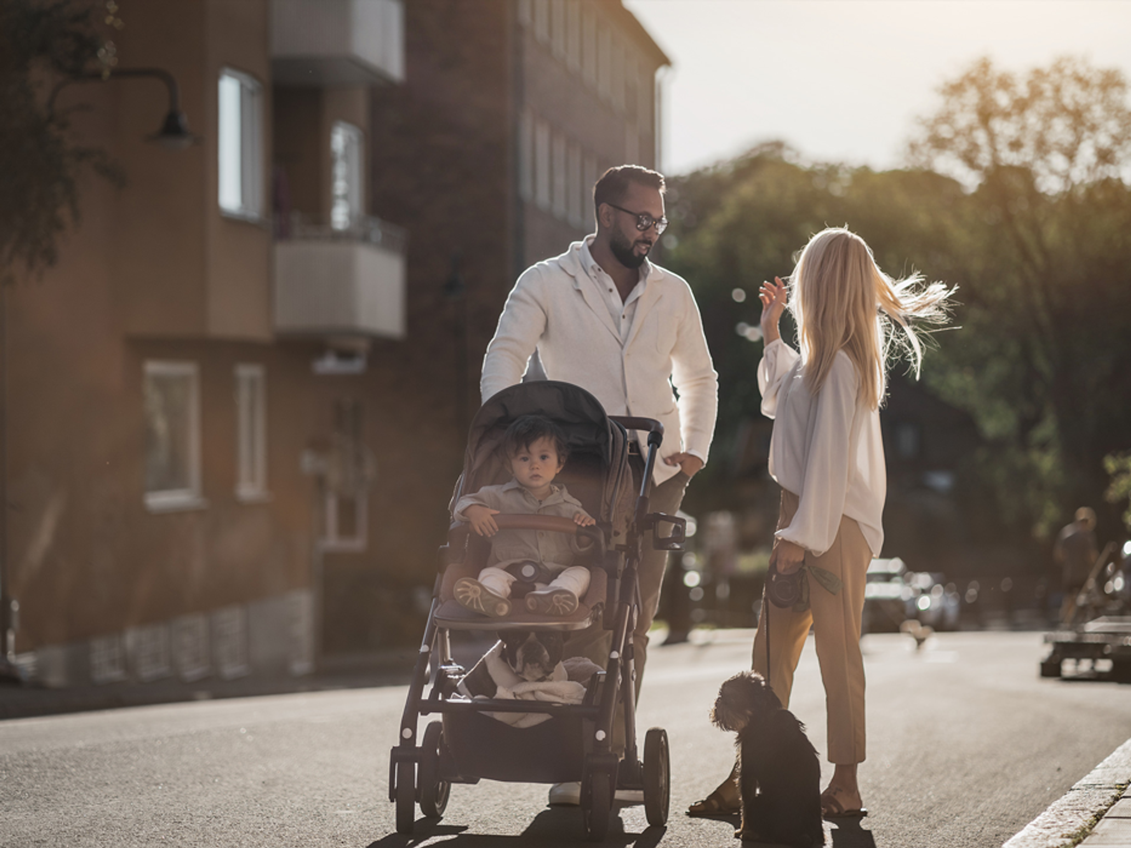 Bild på par med barnvagn