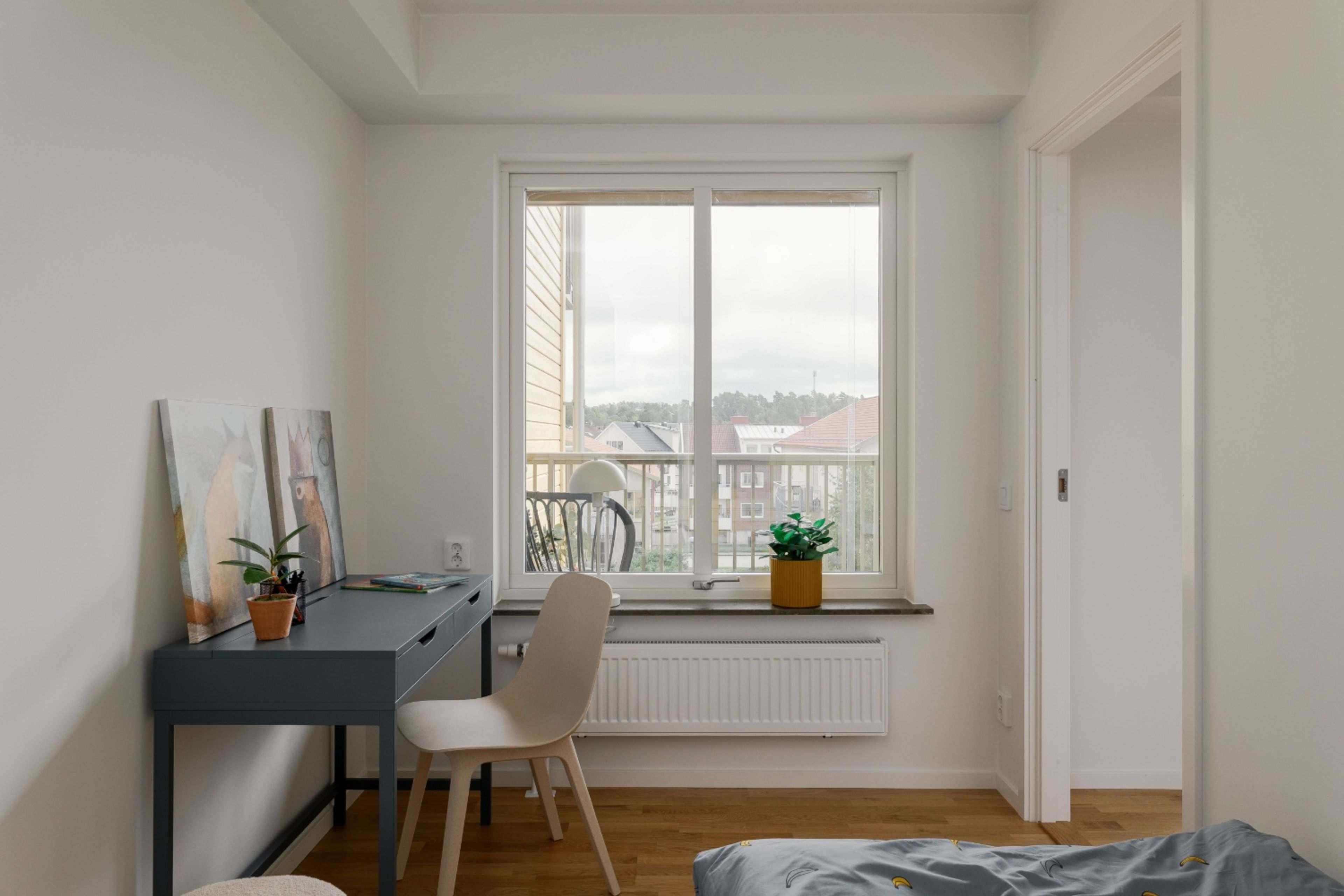 Foto på litet sovrum med barninredning
