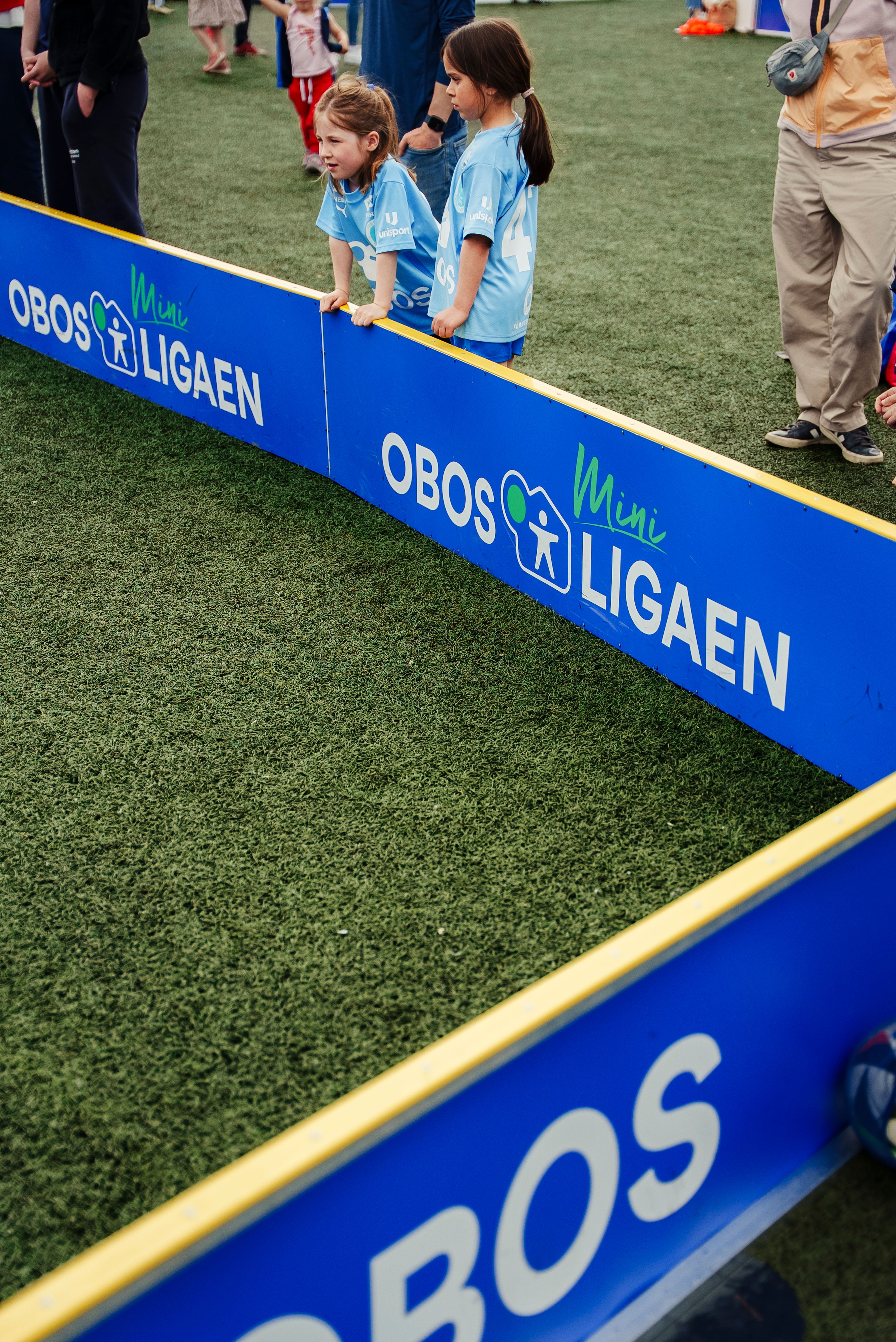 Liv og Novalie følger med på en av kampene fra sidelinja.