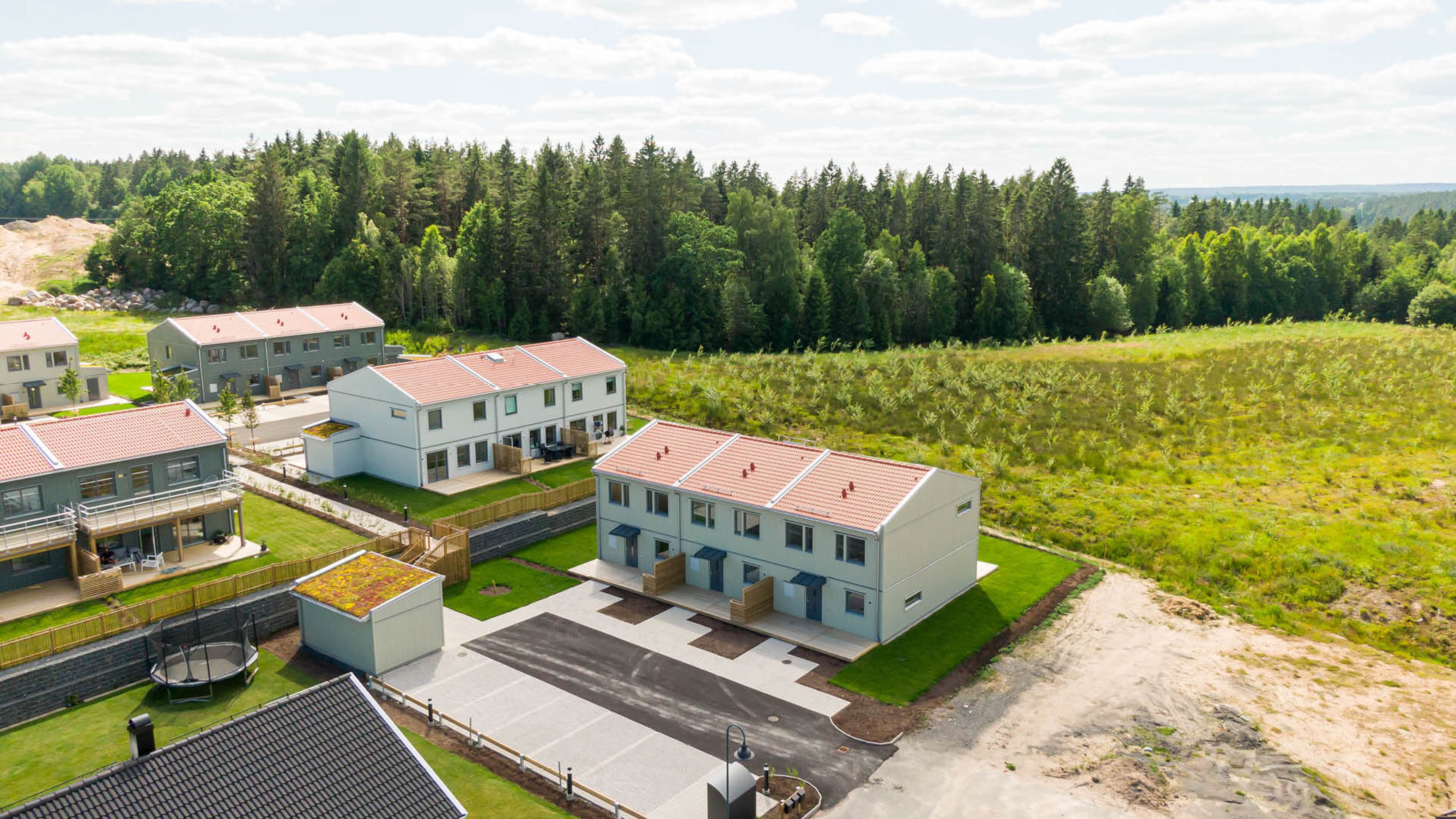 Flygbild över kvarteret med skogen i bakgrunden