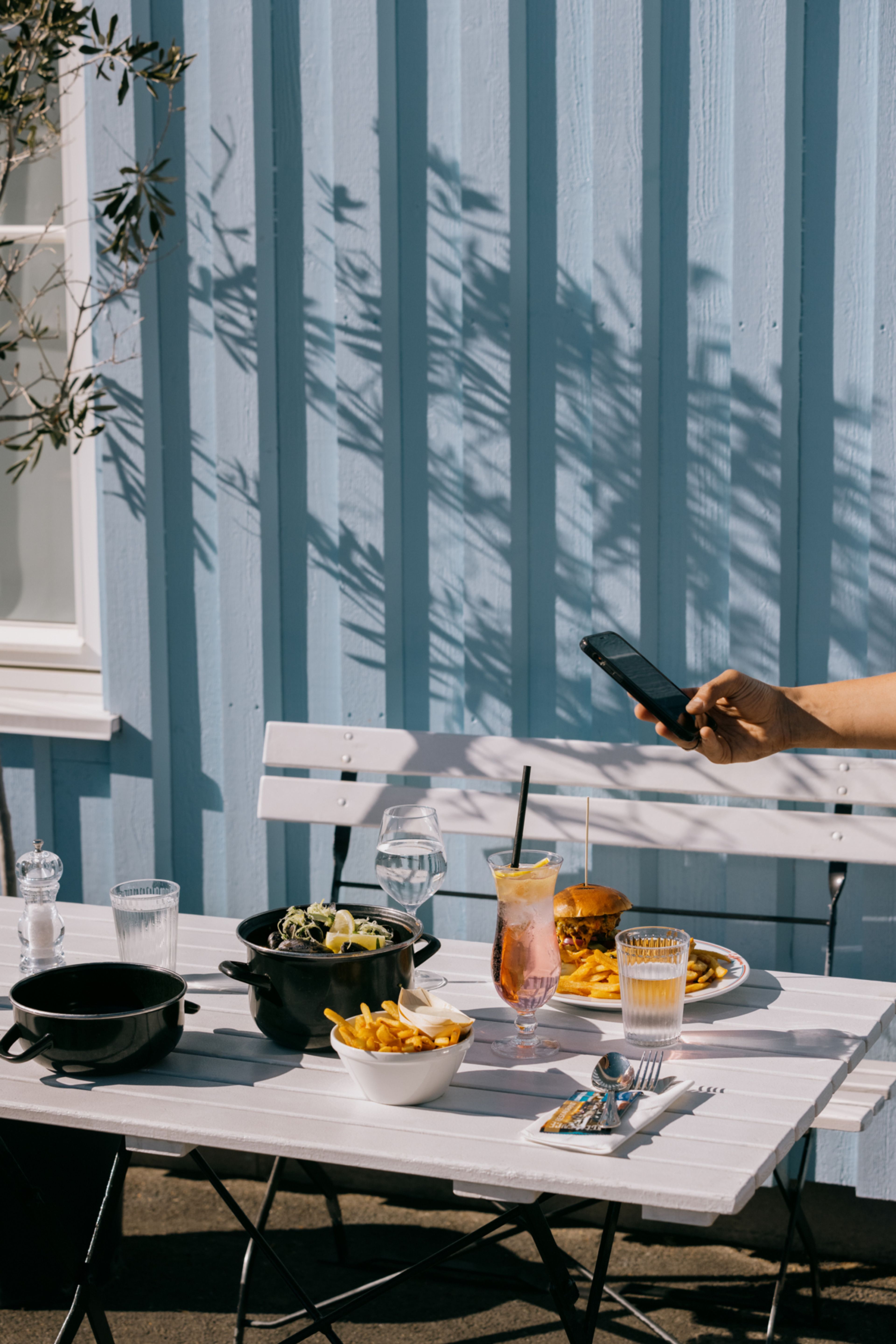 En person tar bilde av matbordet på en restaurant
