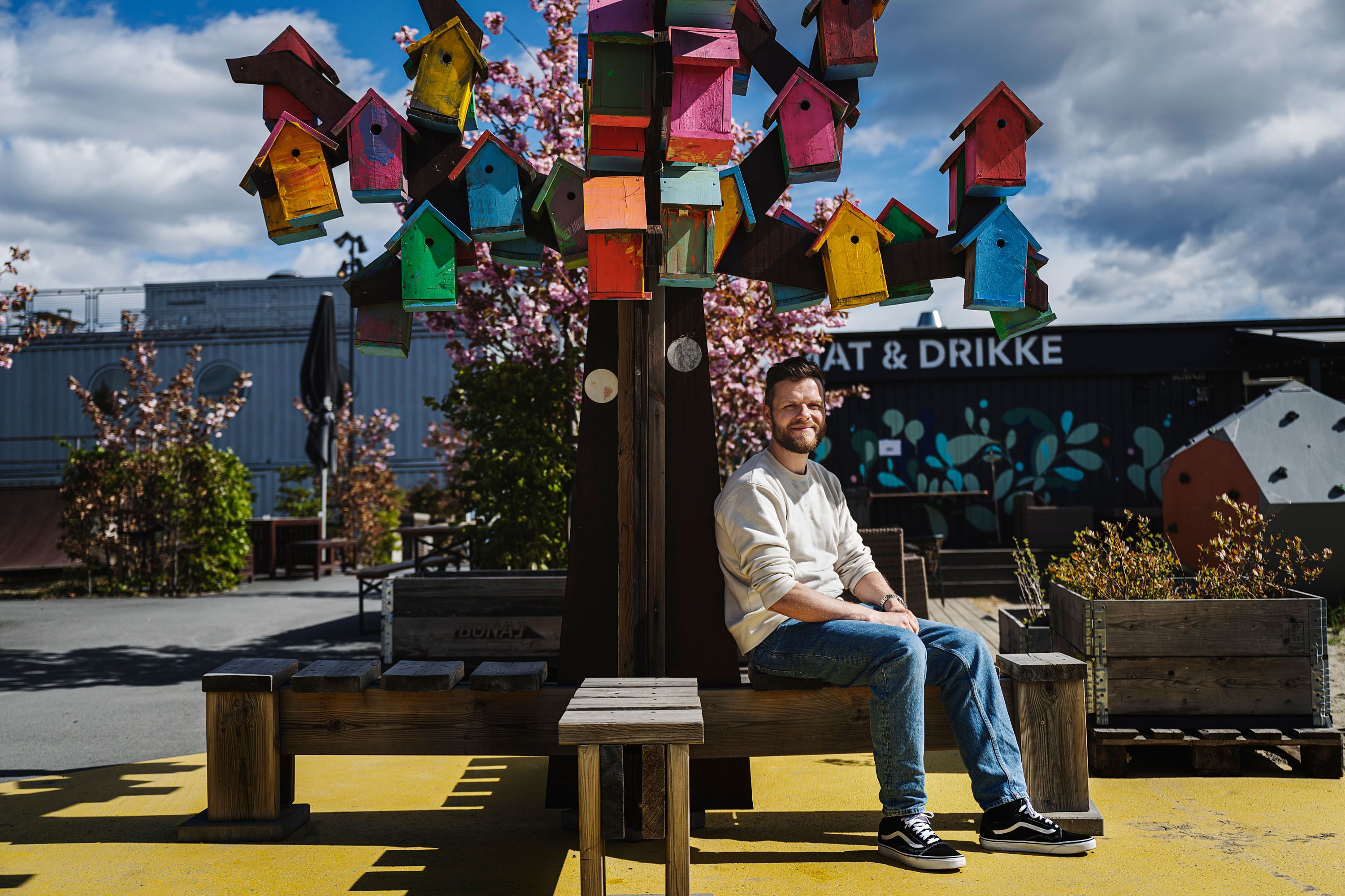 Barnevernspedagog Pål Carter Talleraas sitter utenfor Punkt Yung på Fornebu.