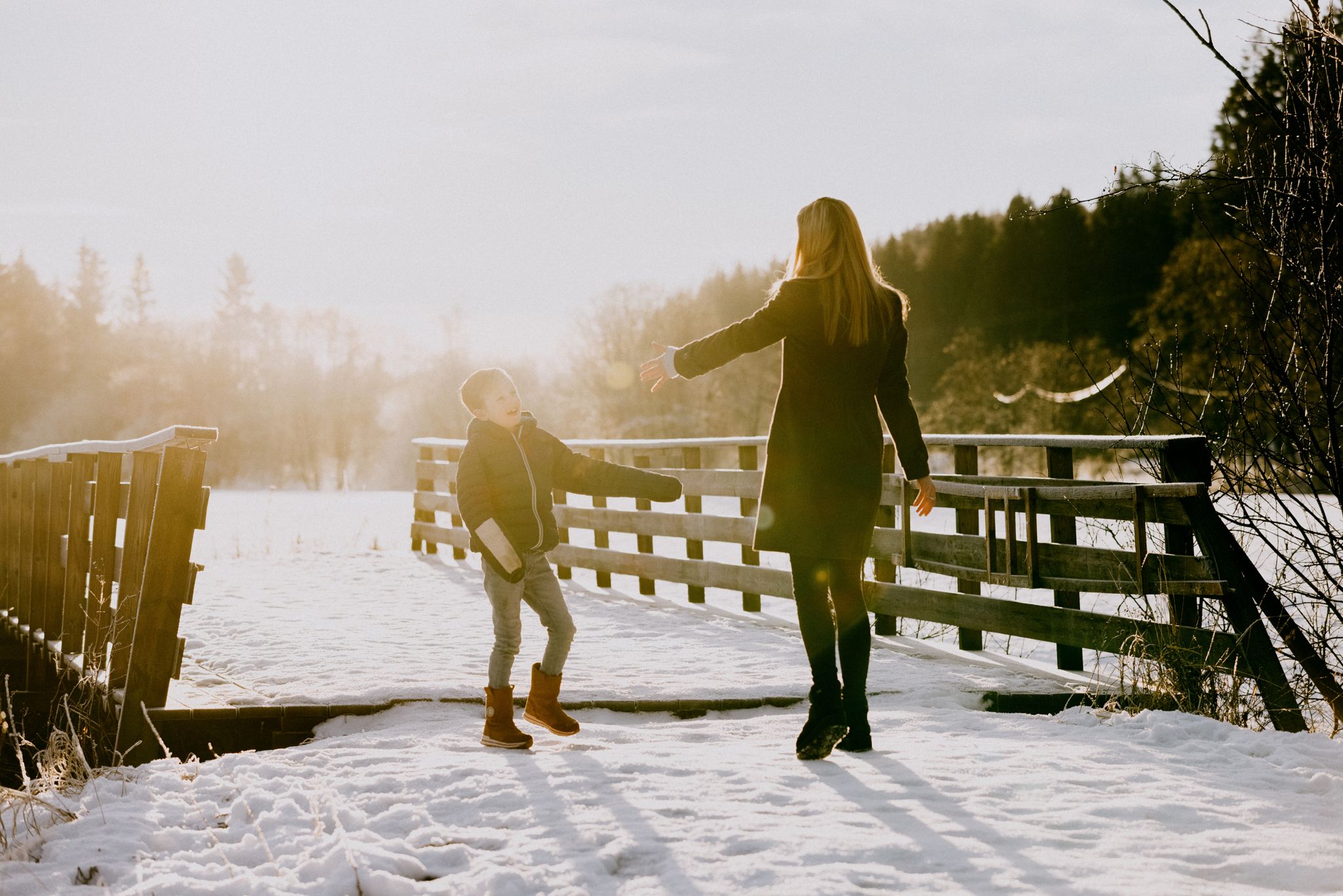 Portrett av Tine og sønnen i solnedgang.