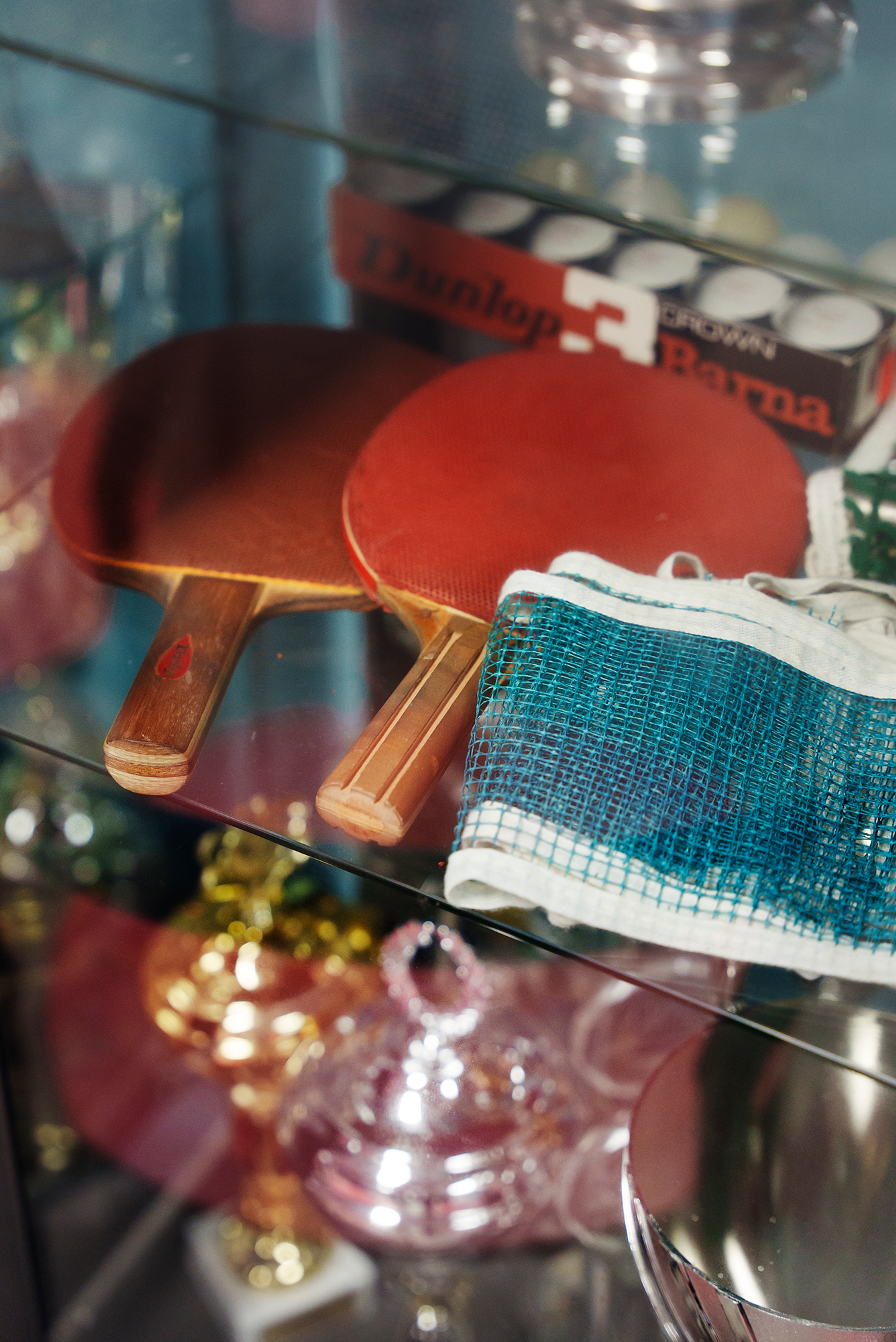 Rackerter og premier ligger i et glasskap.