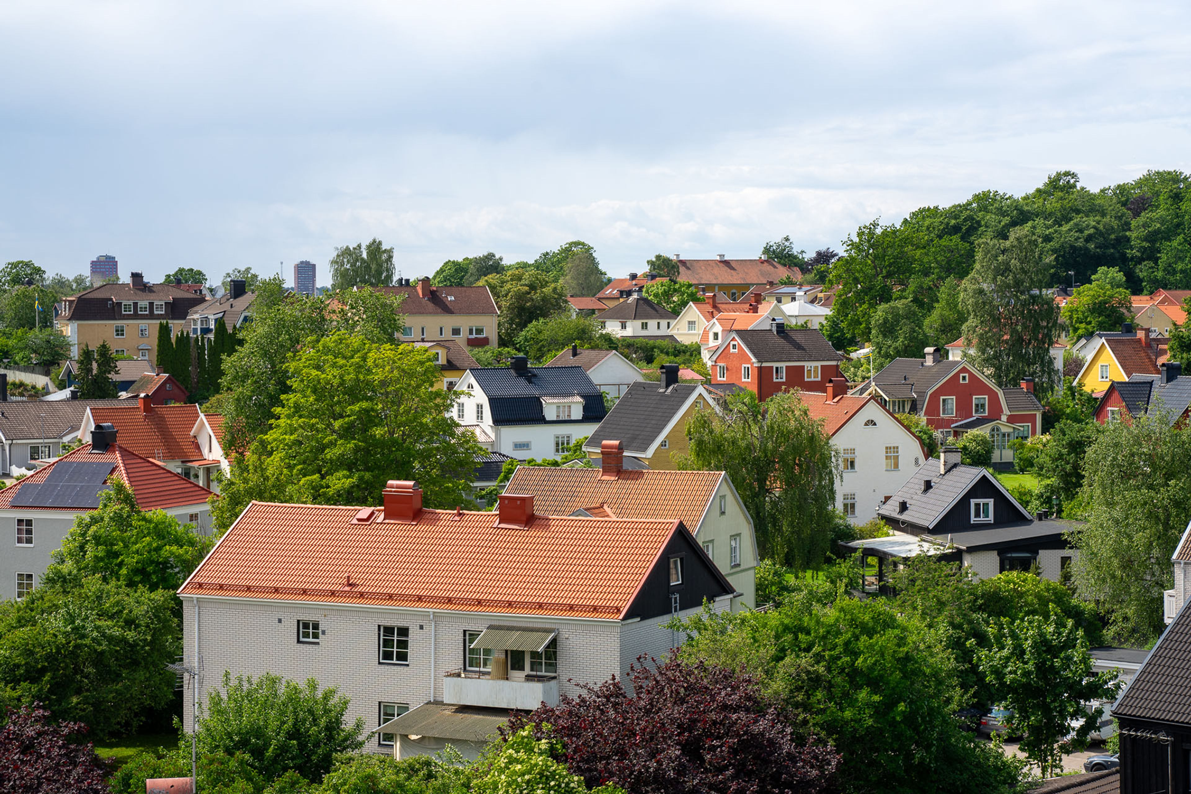 Utsiktsbild över omkringliggande byggnader och grönområden