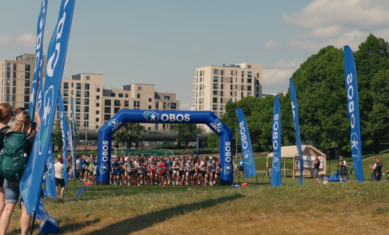 Foto av startsstreken til Grefsenkollen Opp i 2024 med OBOS-logoer rundt om kring.