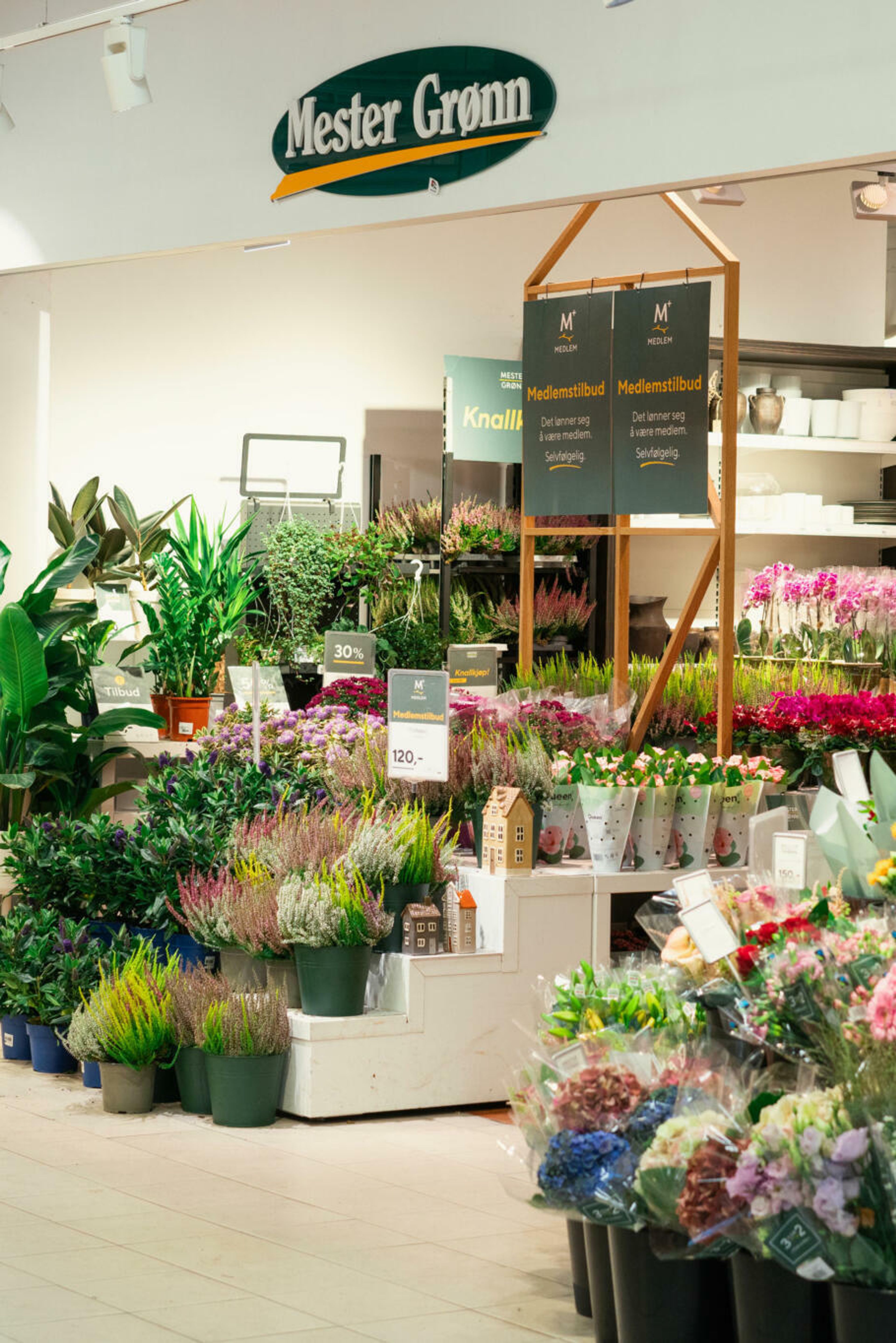 Bilde av blomsterbuketter utenfor mester grønn.