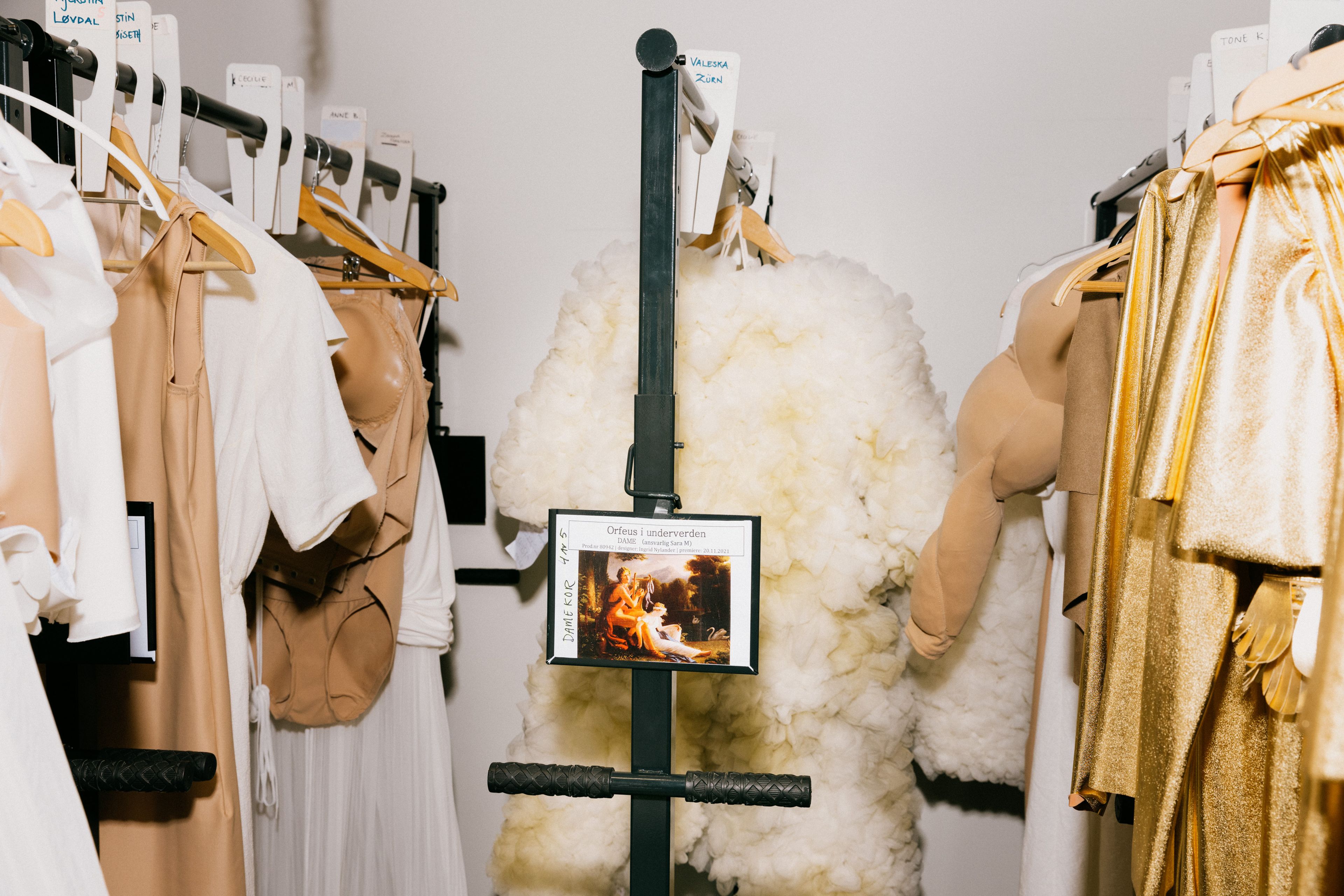 Bildet viser kostymer til Orfeus i underverdenen.