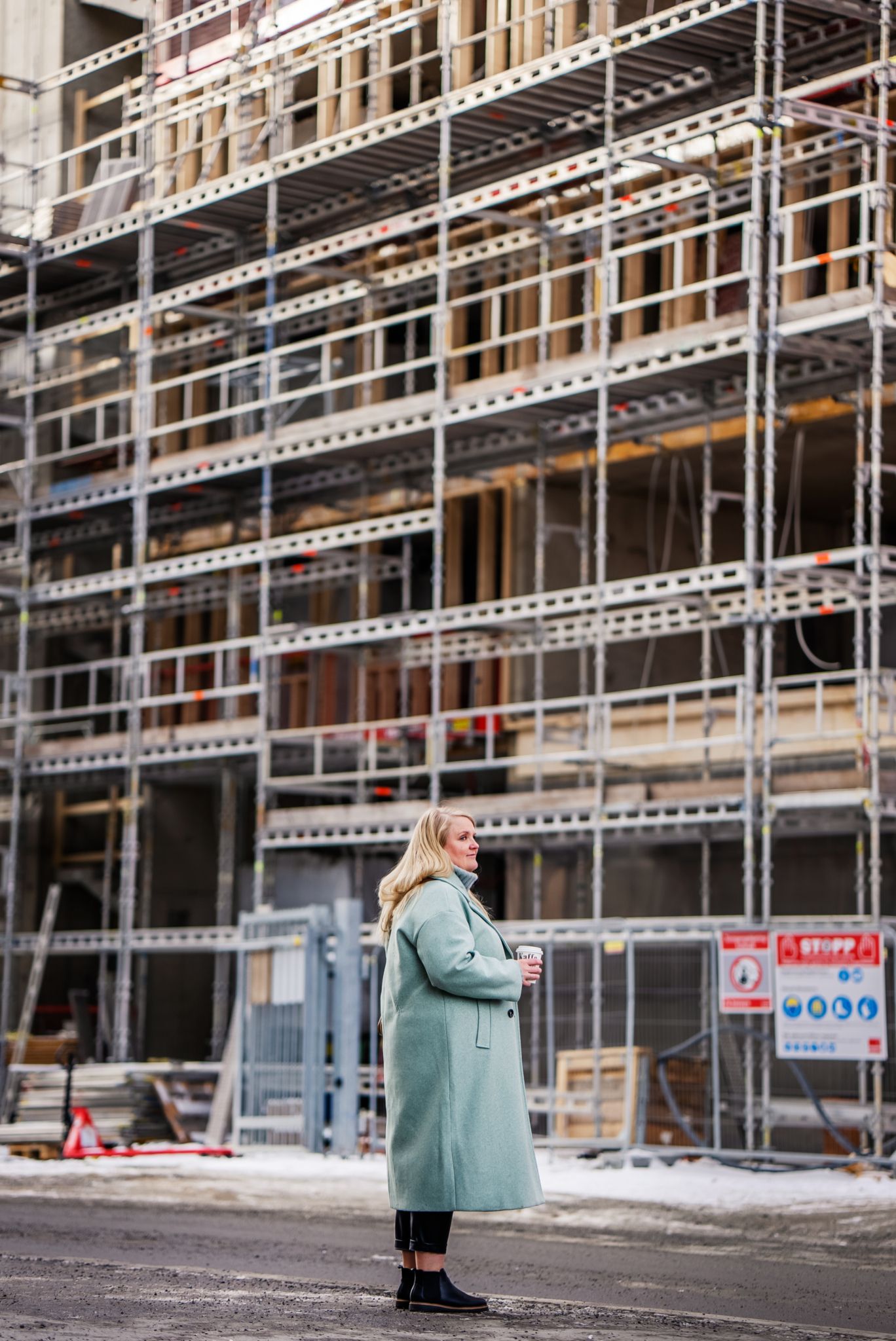 Bildet av Josefin på byggeplassen på Løren Botaniske.