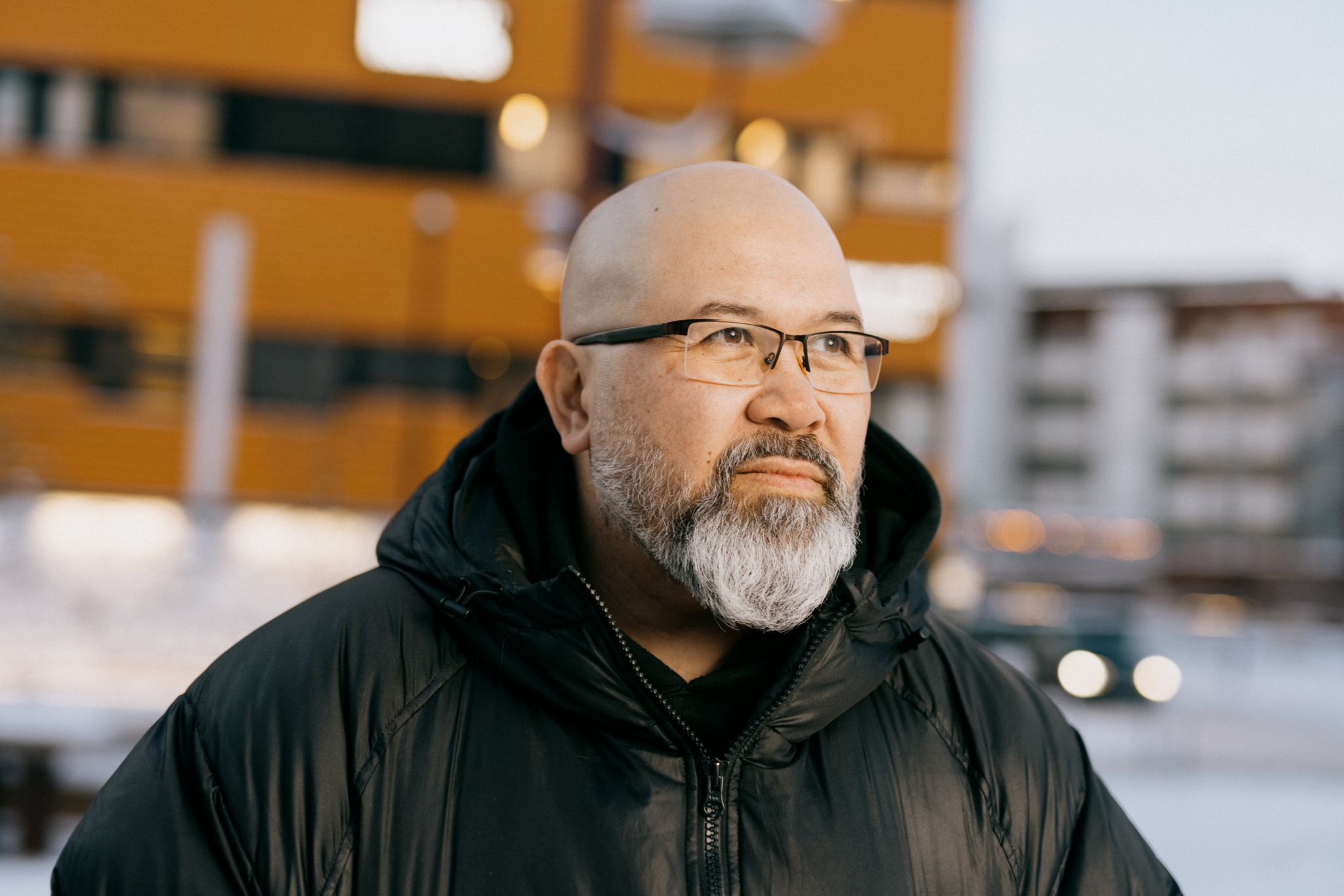 Nærbilde av David Garcia som står utenfor Holmlia senter mens han ser skrått mot himmelen