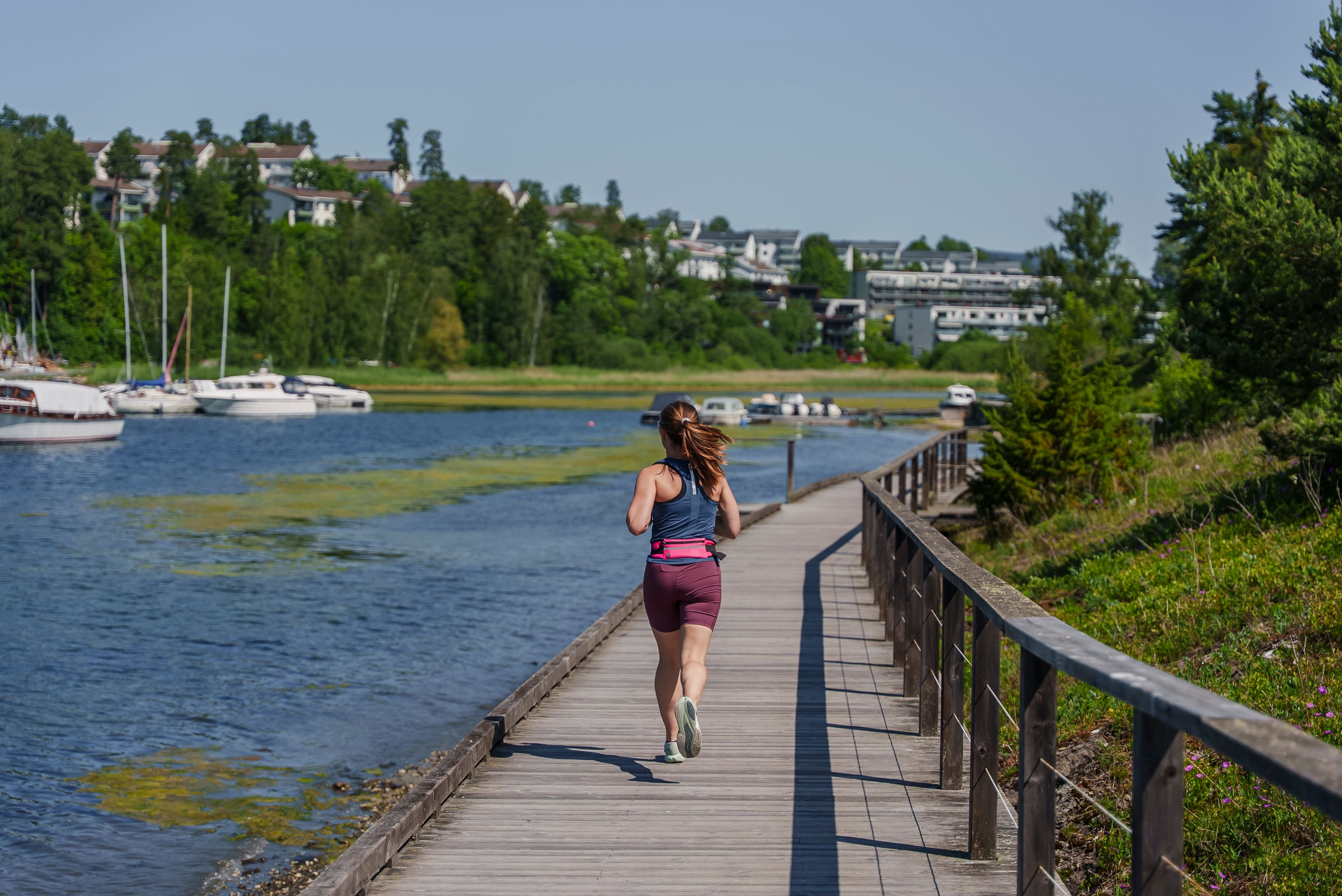 Person jogger langs kyststien i Storøykilen