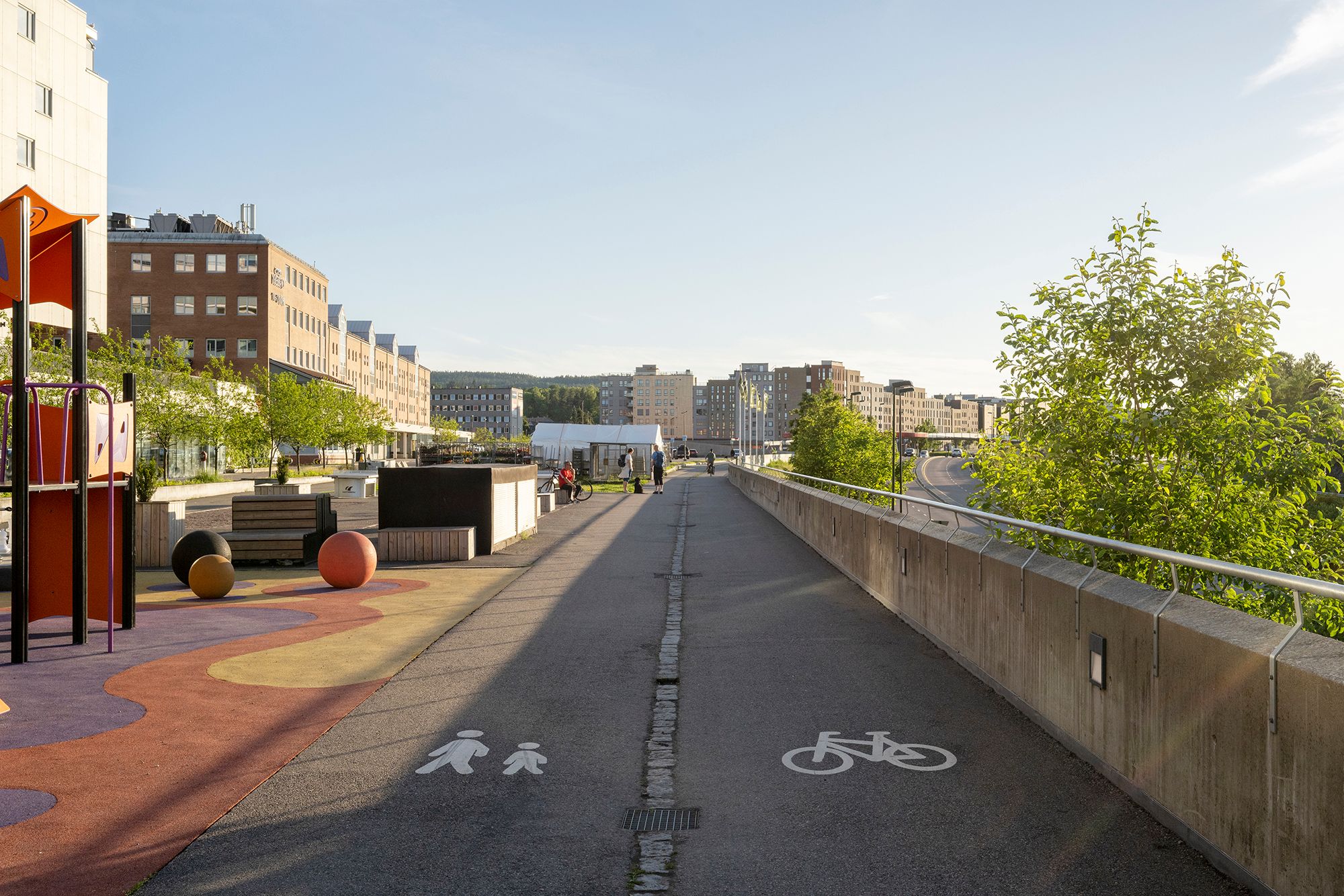 Sykkelsti og gangsti i et nabolag.
