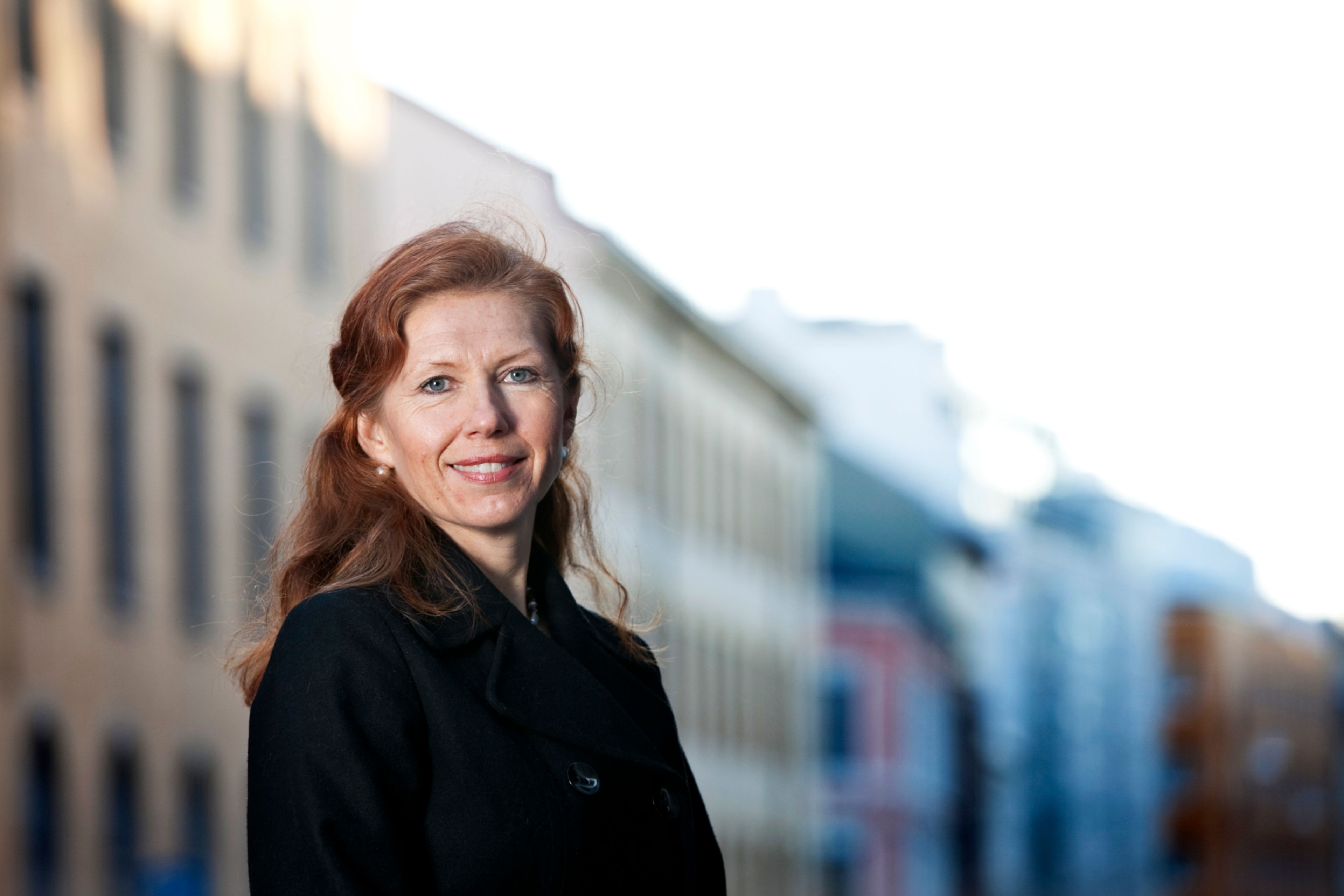 Foto av Sissel Monsvold, sjeføkonom i OBOS, i svart jakke.