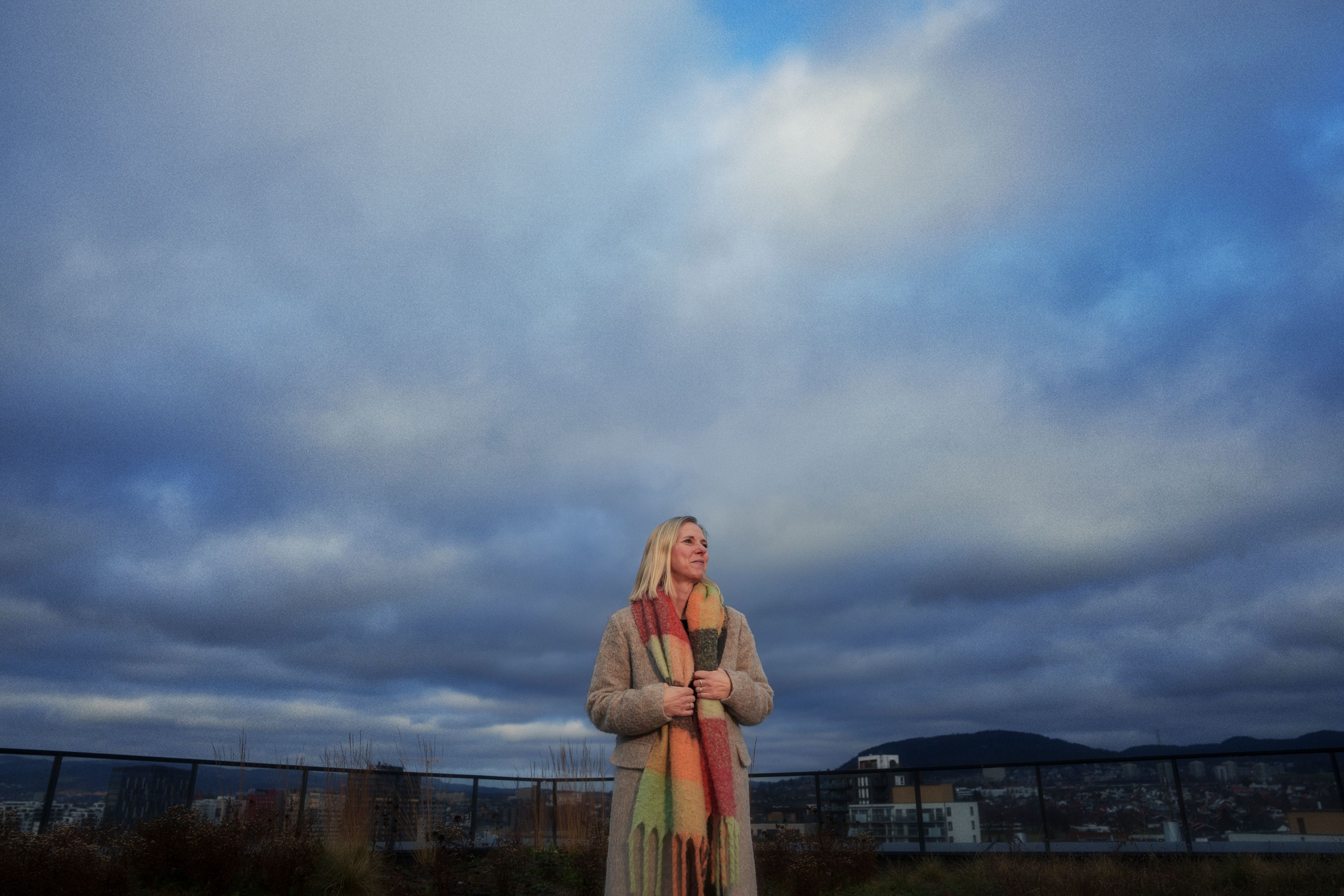 Marianne står på taket av Construction City og speider utover.