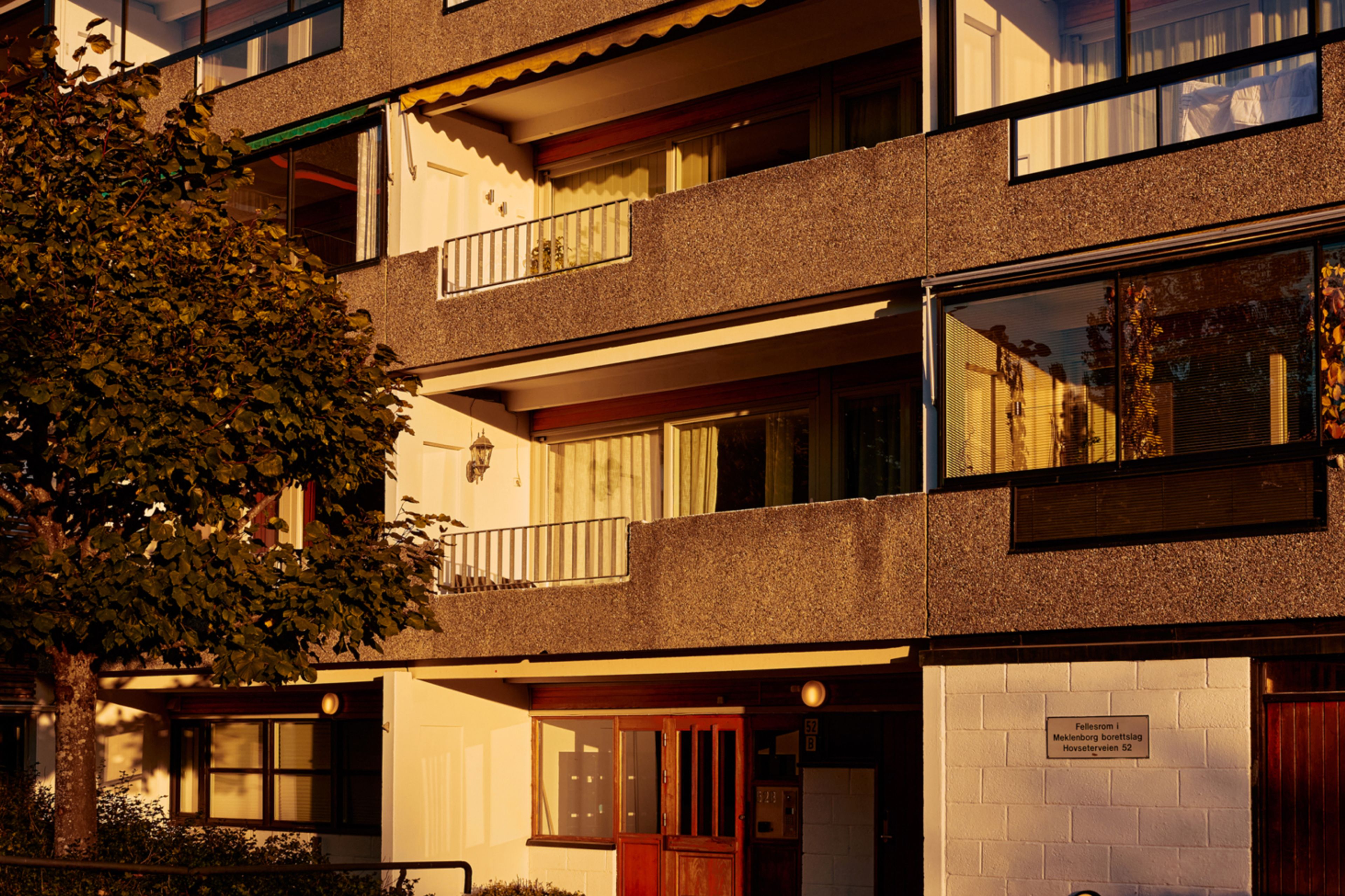 Bildet viser deler av fasaden med terrasser i Meklenborg borettslag.