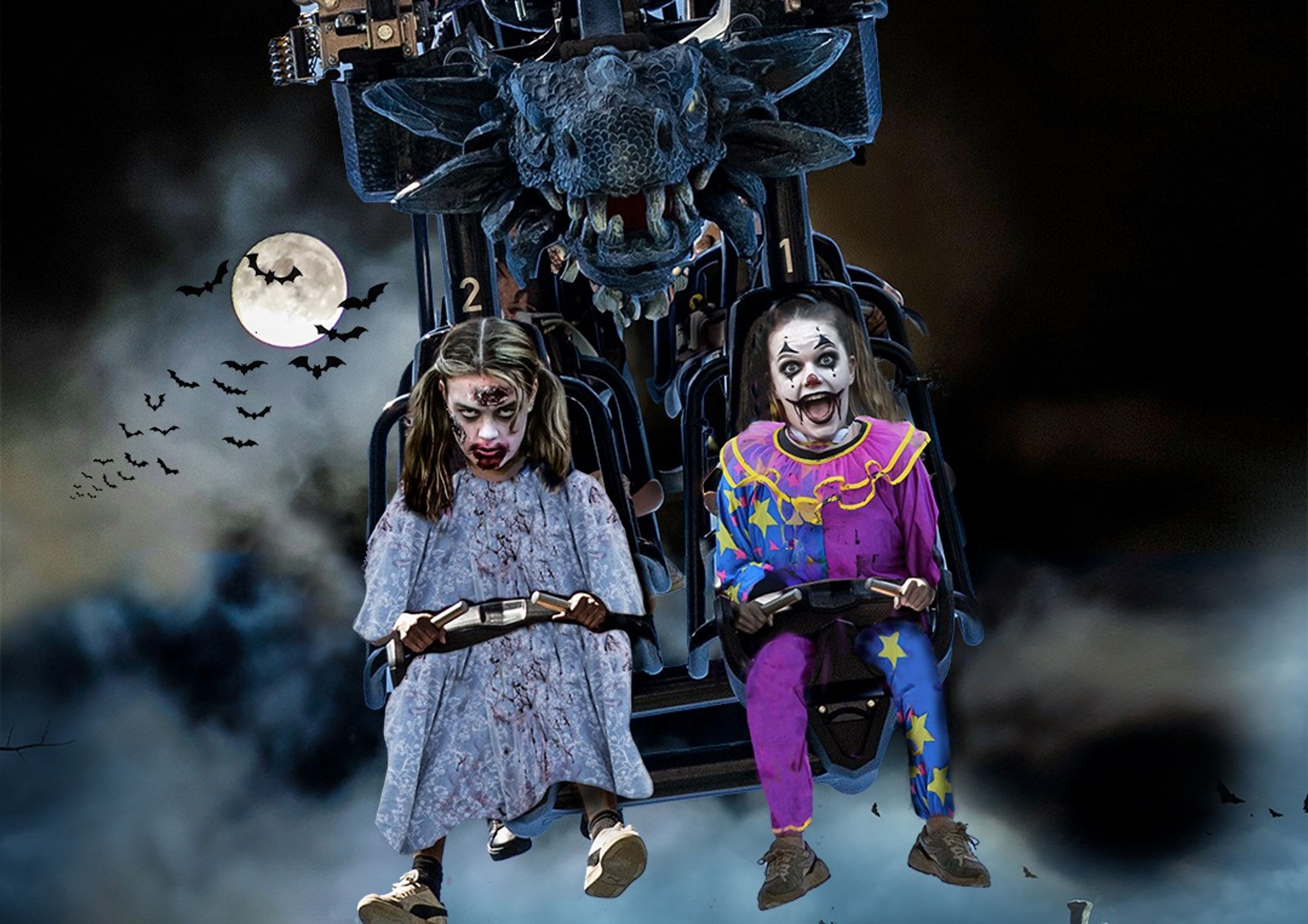 To jenter sitter i en karusell og er utkledd til Halloween.