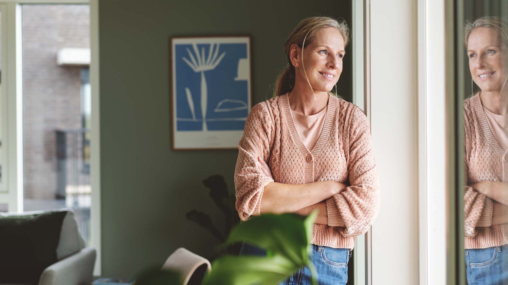 Kvinna som kollar ut genom fönster