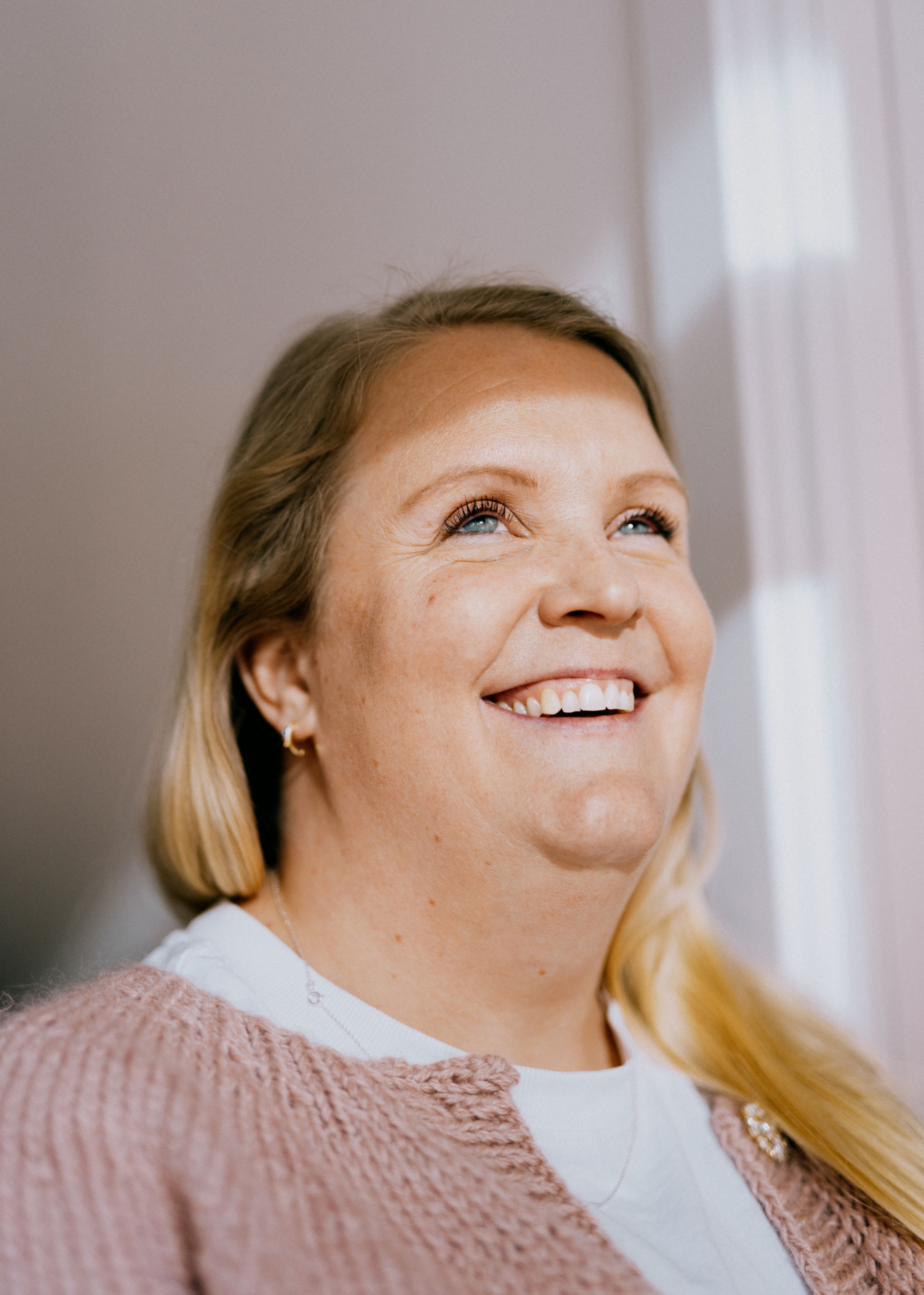 Portrett av Josefin innendørs.