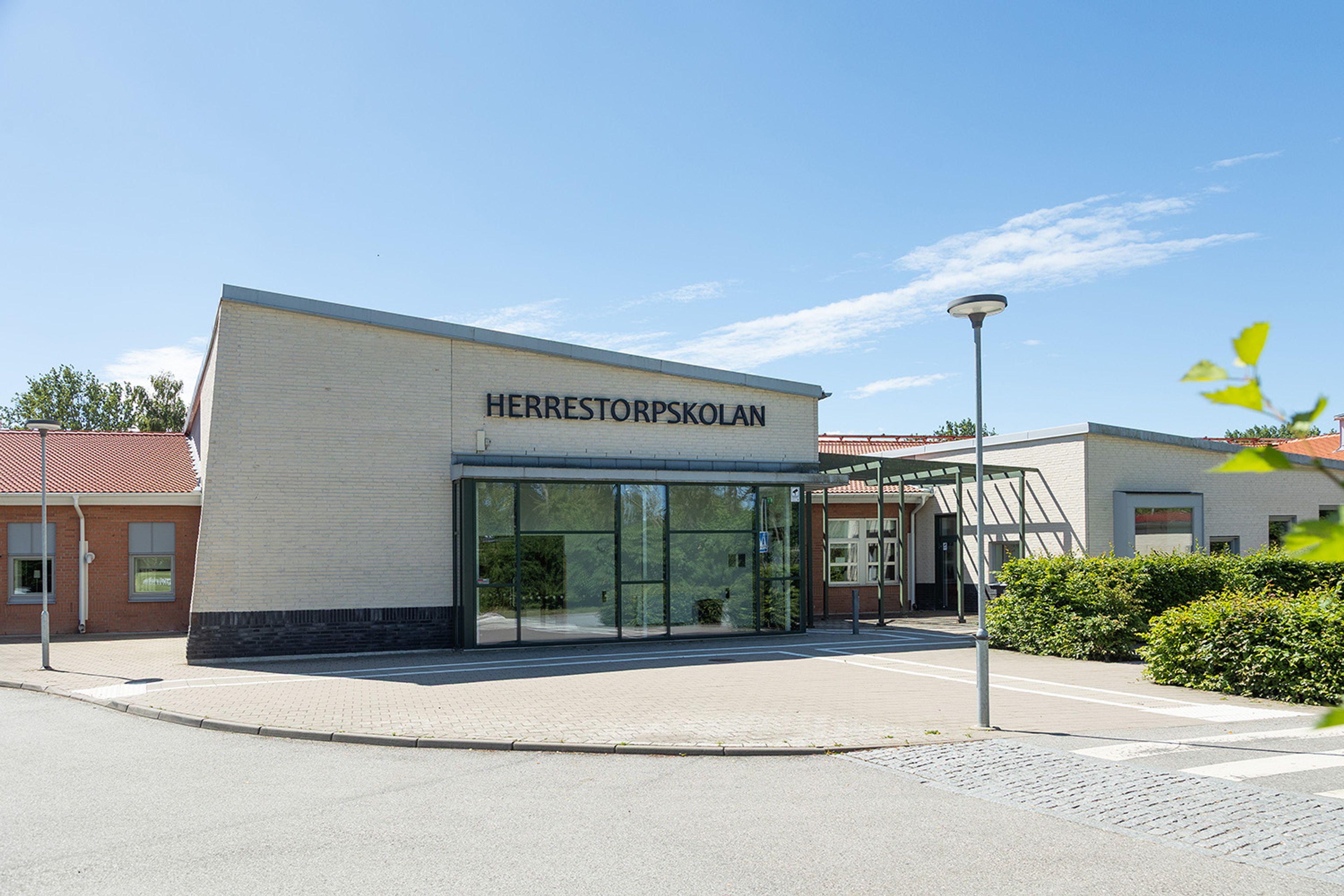 Foto på skolbyggnad med ljust tegel