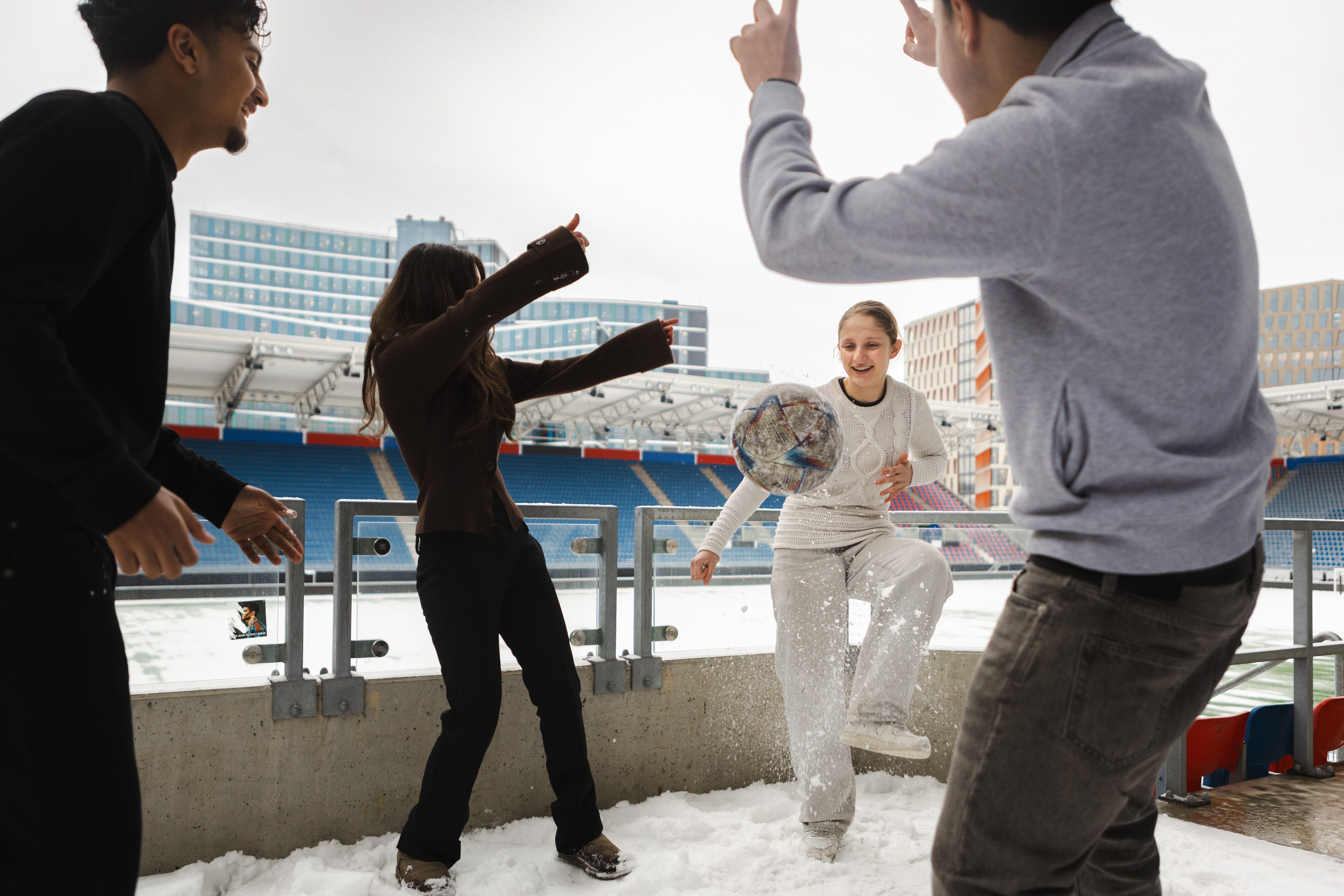 Fire ungdommer spiller fotball inne på Intility Arena