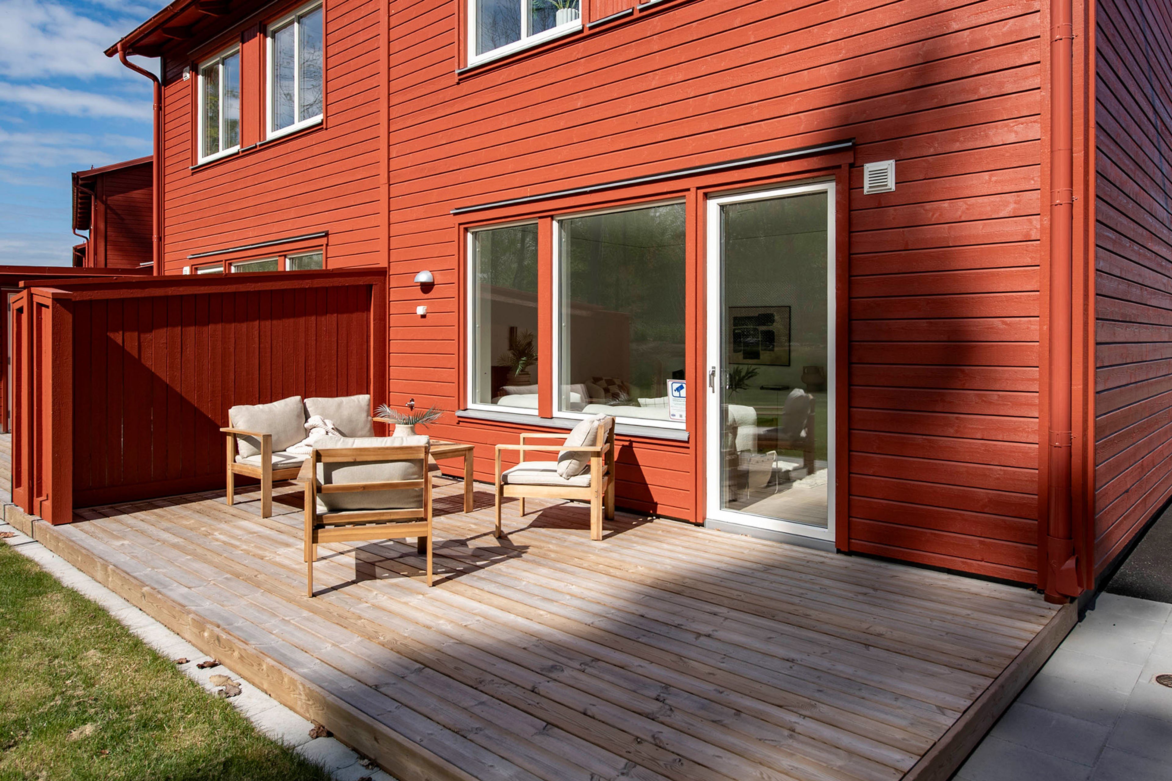 Rött parhus med uteplats