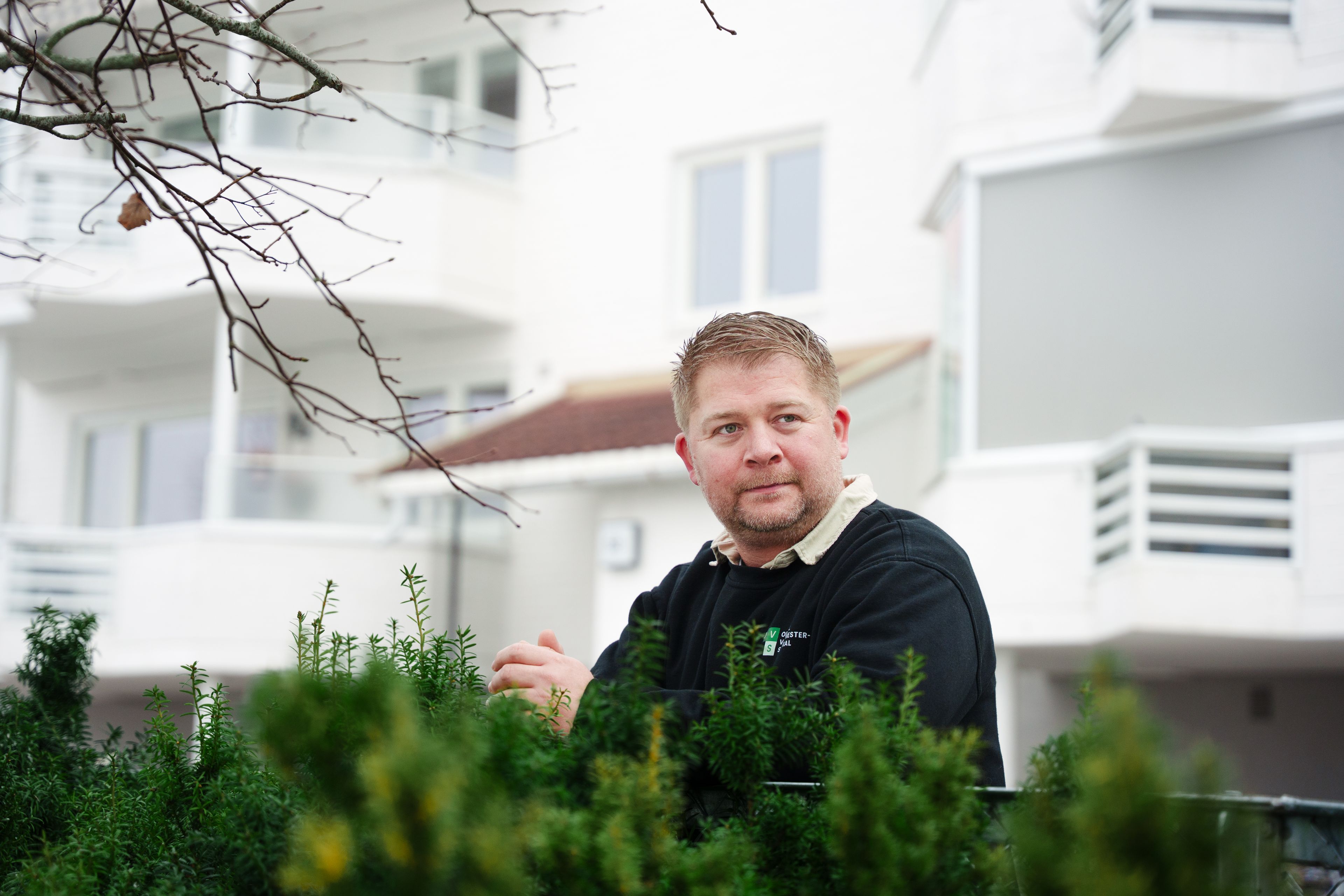 Martin Aulie lener seg mot et gjerde og ser skrått forbi kamera