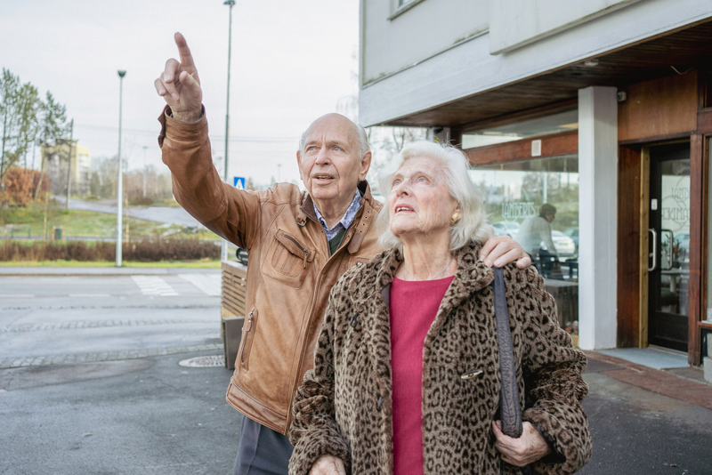 Bilde av Svein og Unni forfra som peker på Bølgelengden som befinner seg bak kamera,
