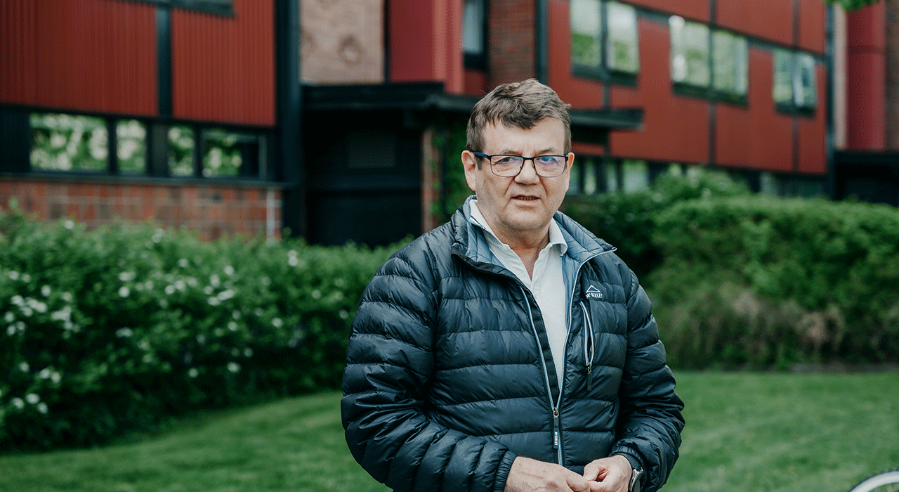 Styreleder i Sandaker borettslag, Asbjørn Hagerupsen, står utenfor blokka til borettslaget.