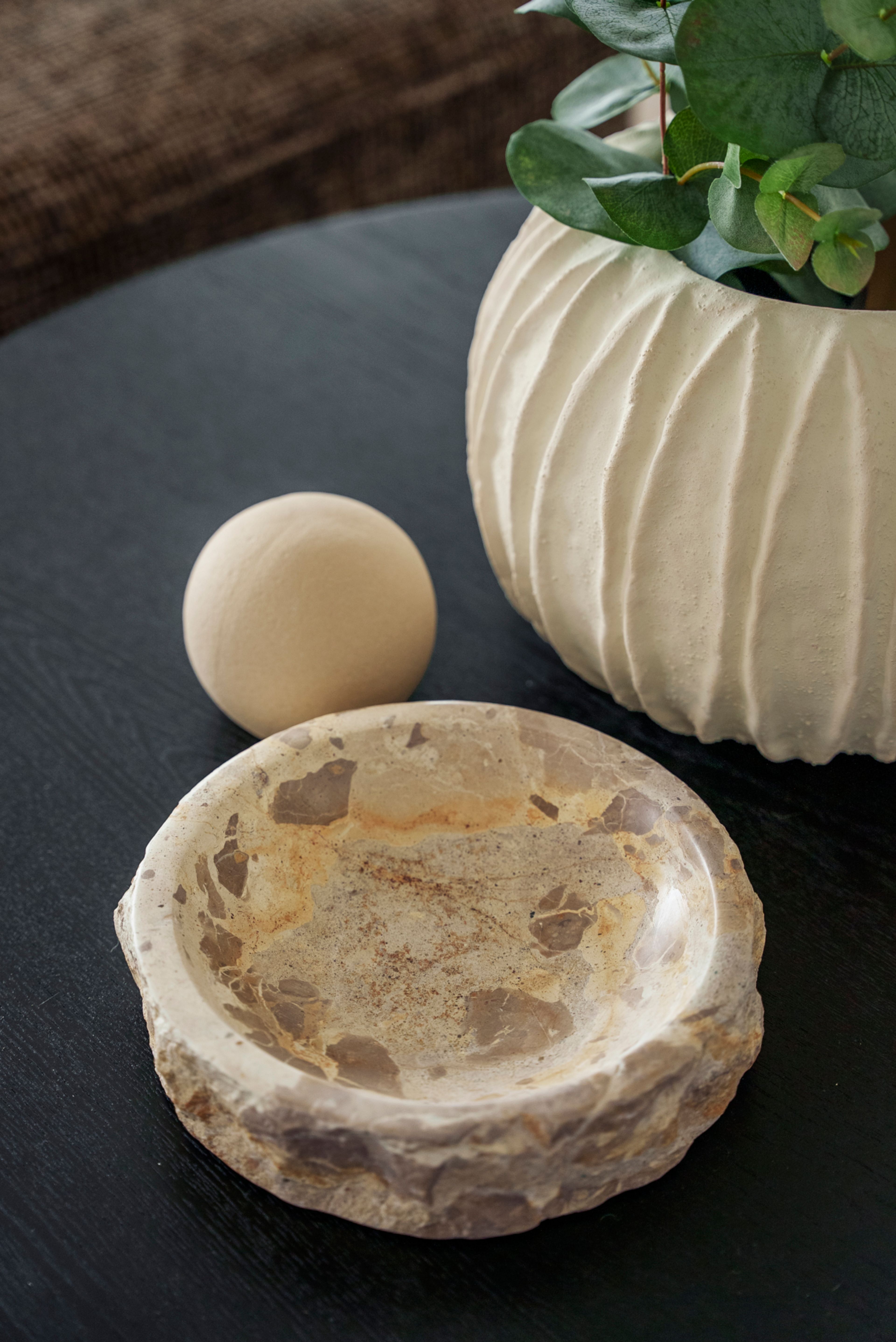 Nærbilde av dekor i ulike stein.