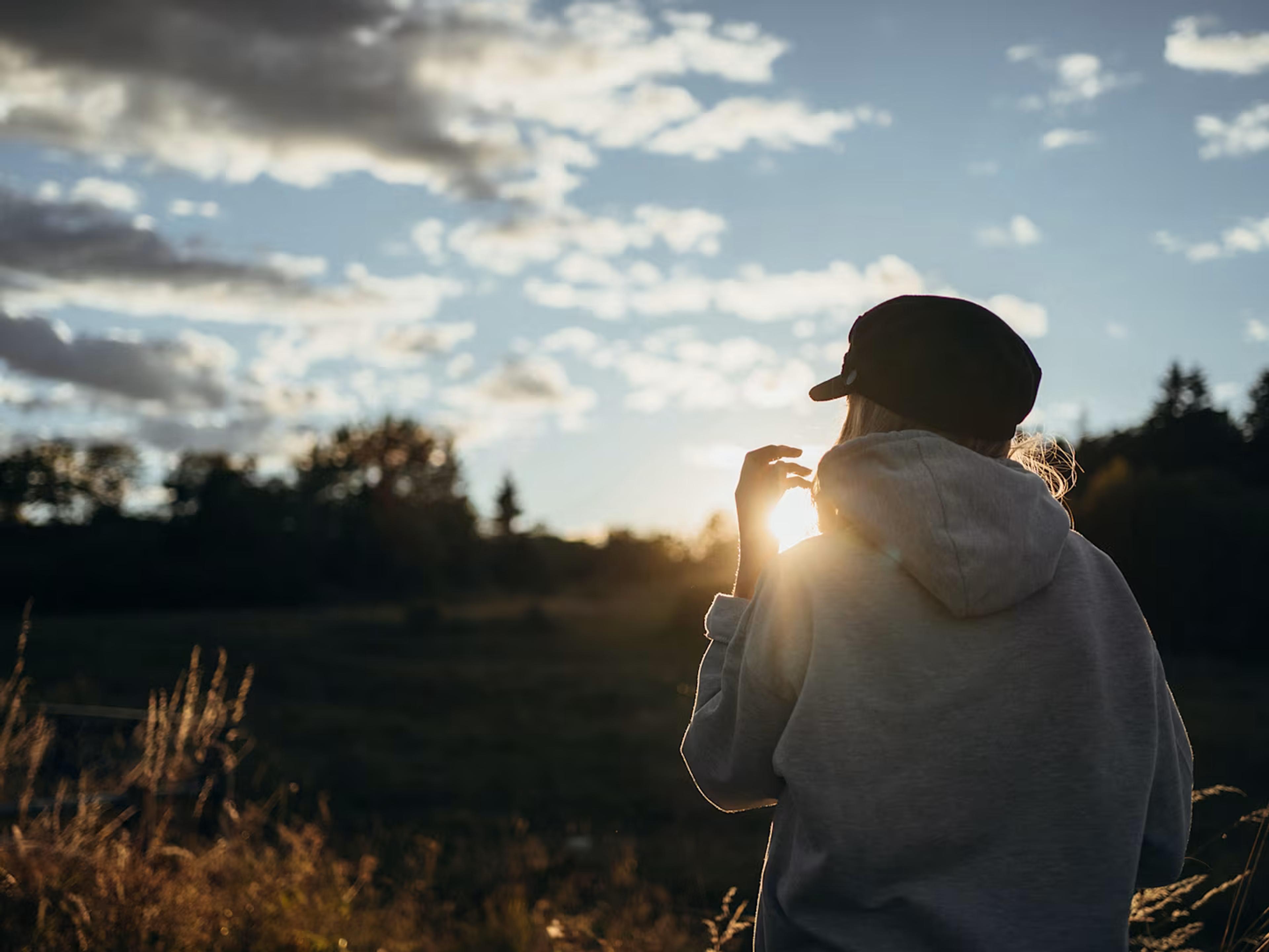 OBOS sociala medier kommentarsregler - tjej sitter i solnedgång