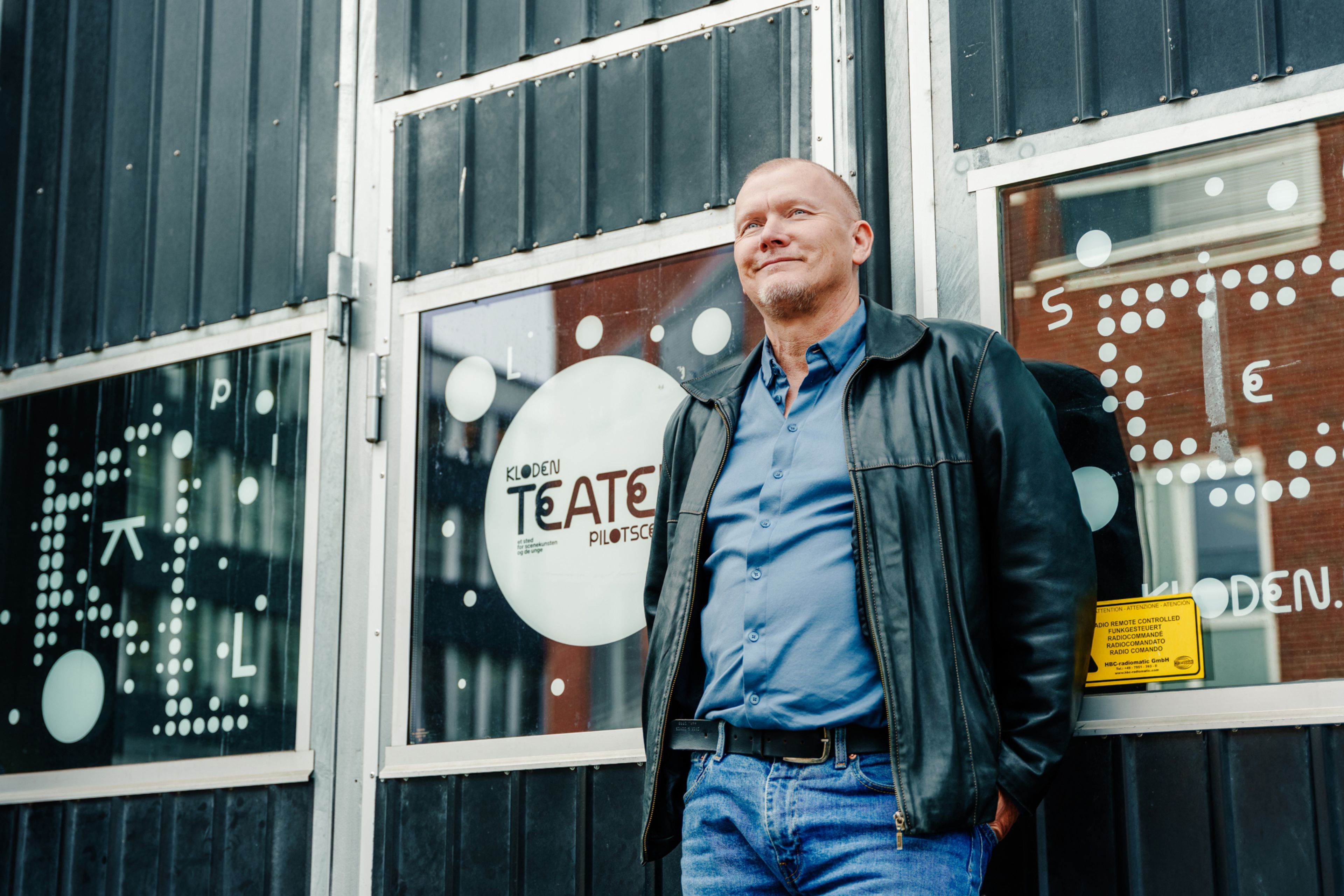 Direktør for Kloden teater Ådne Sekkelseten står utenfor døra til teateret