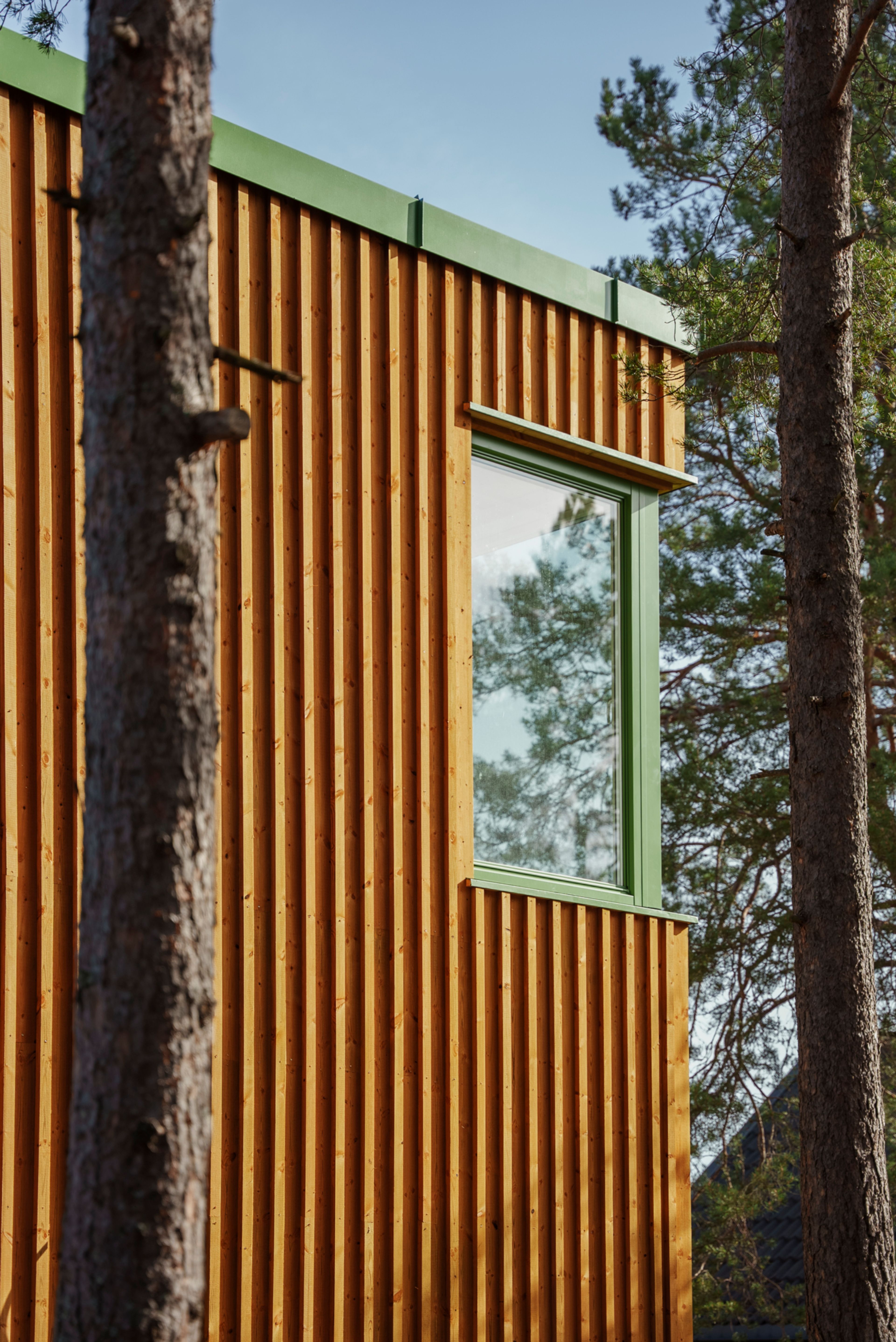 Bilde av fasaden på et hus som pusses opp.