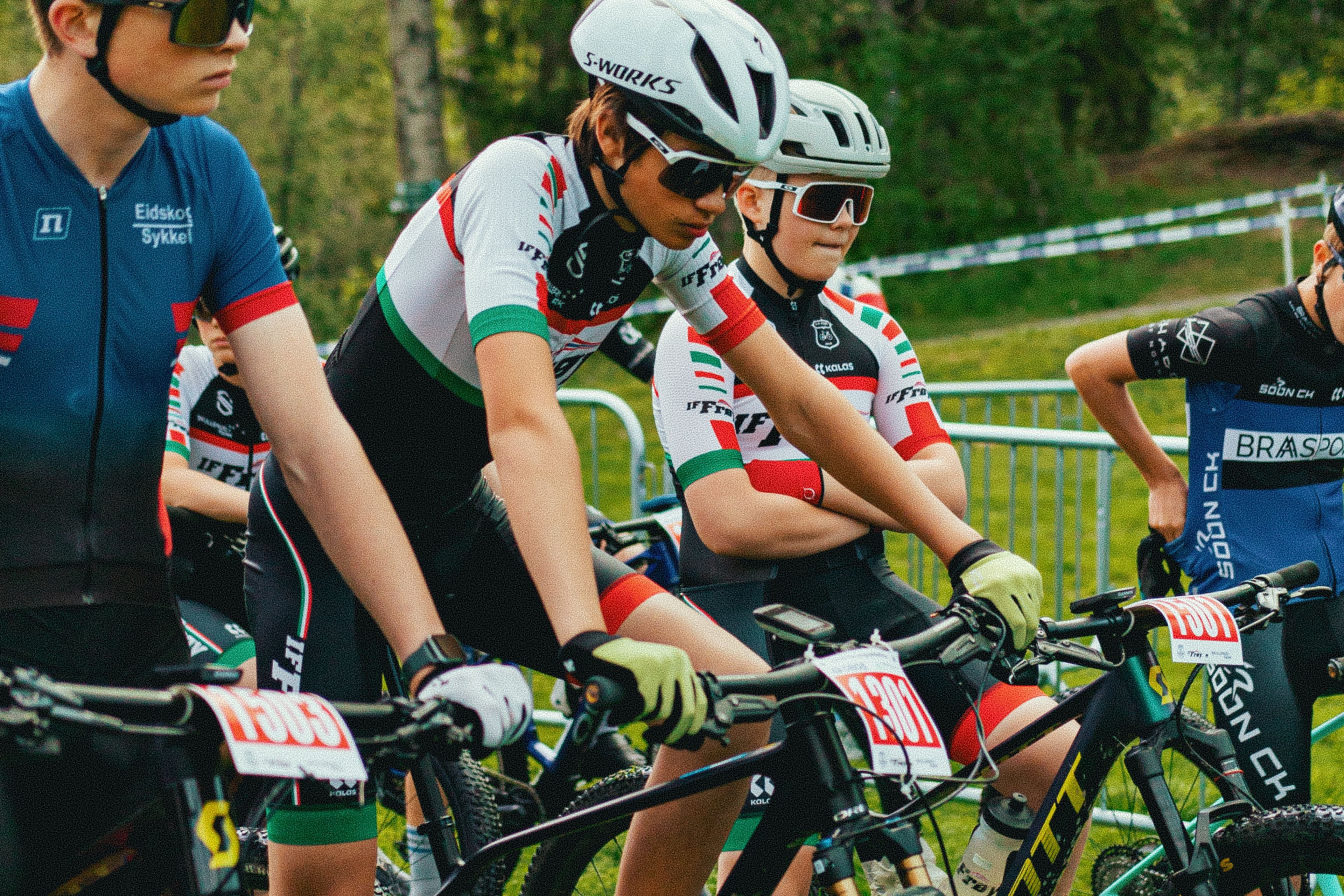 Syklister som står på startstreken for sykkelrittet.