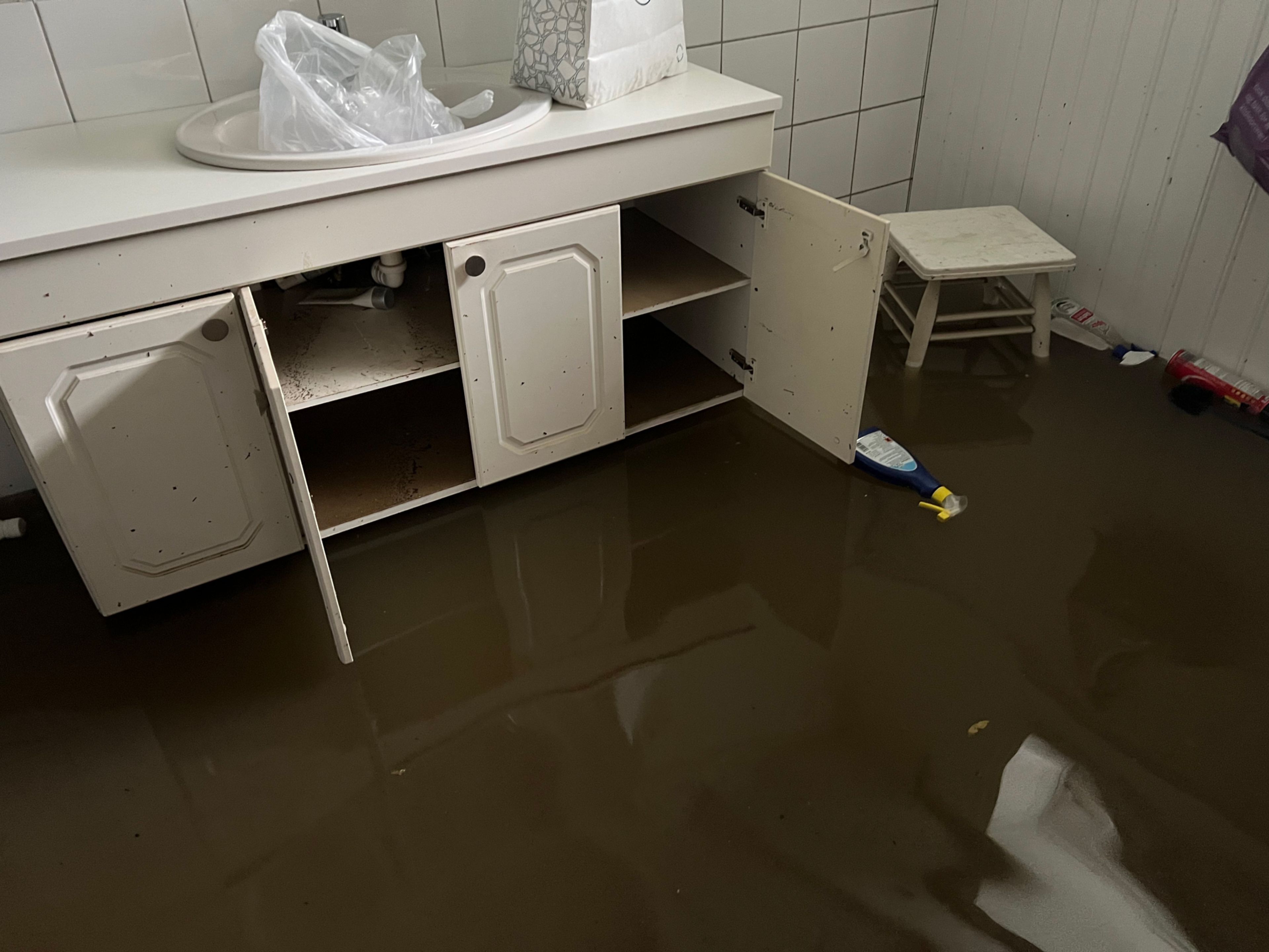 Foto av badet til Maria etter at kloakkvann strømmet inn på rommet.