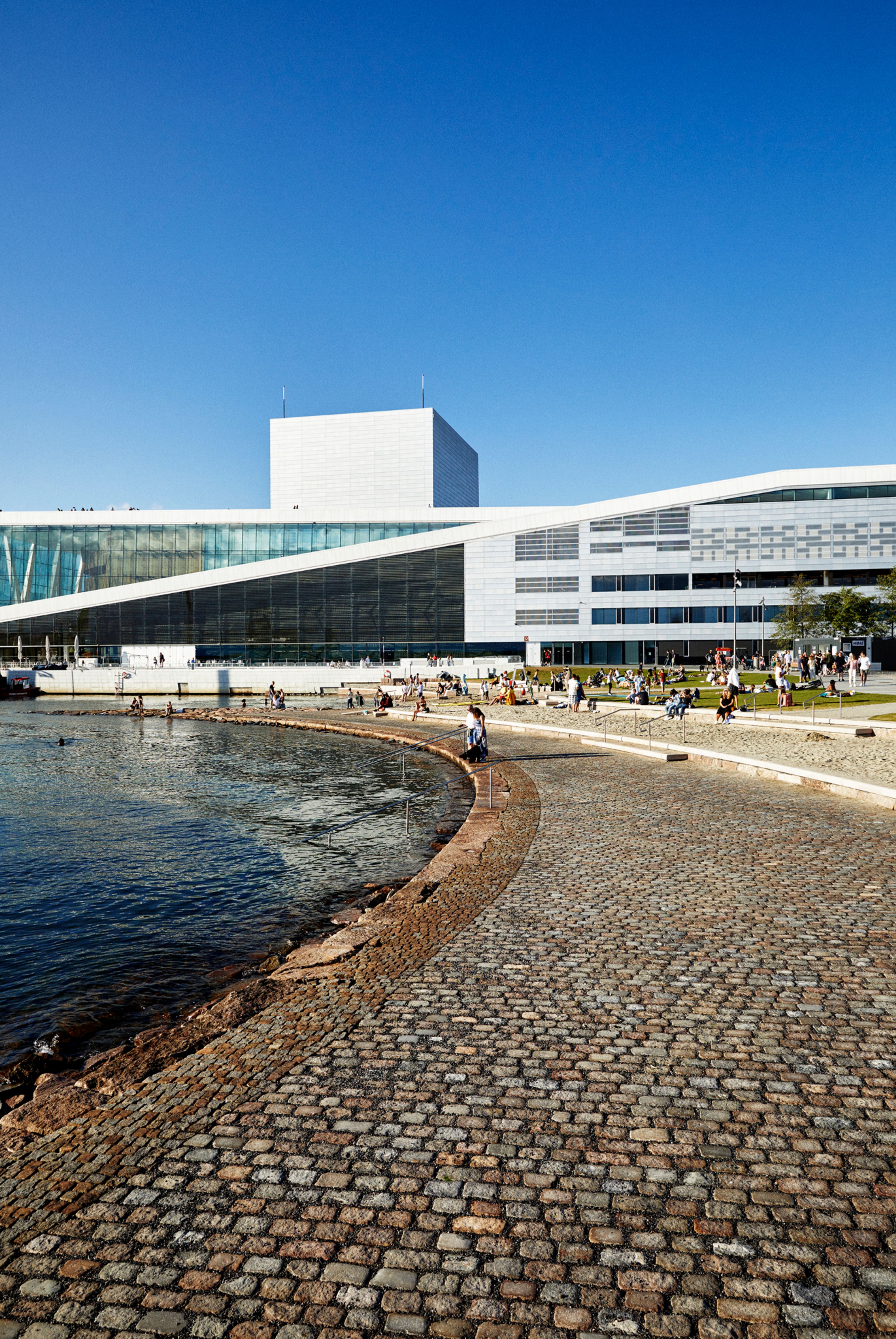 Bildet viser deler av den nye bystranda i Bjørvika og Operaen i bakgrunnen.