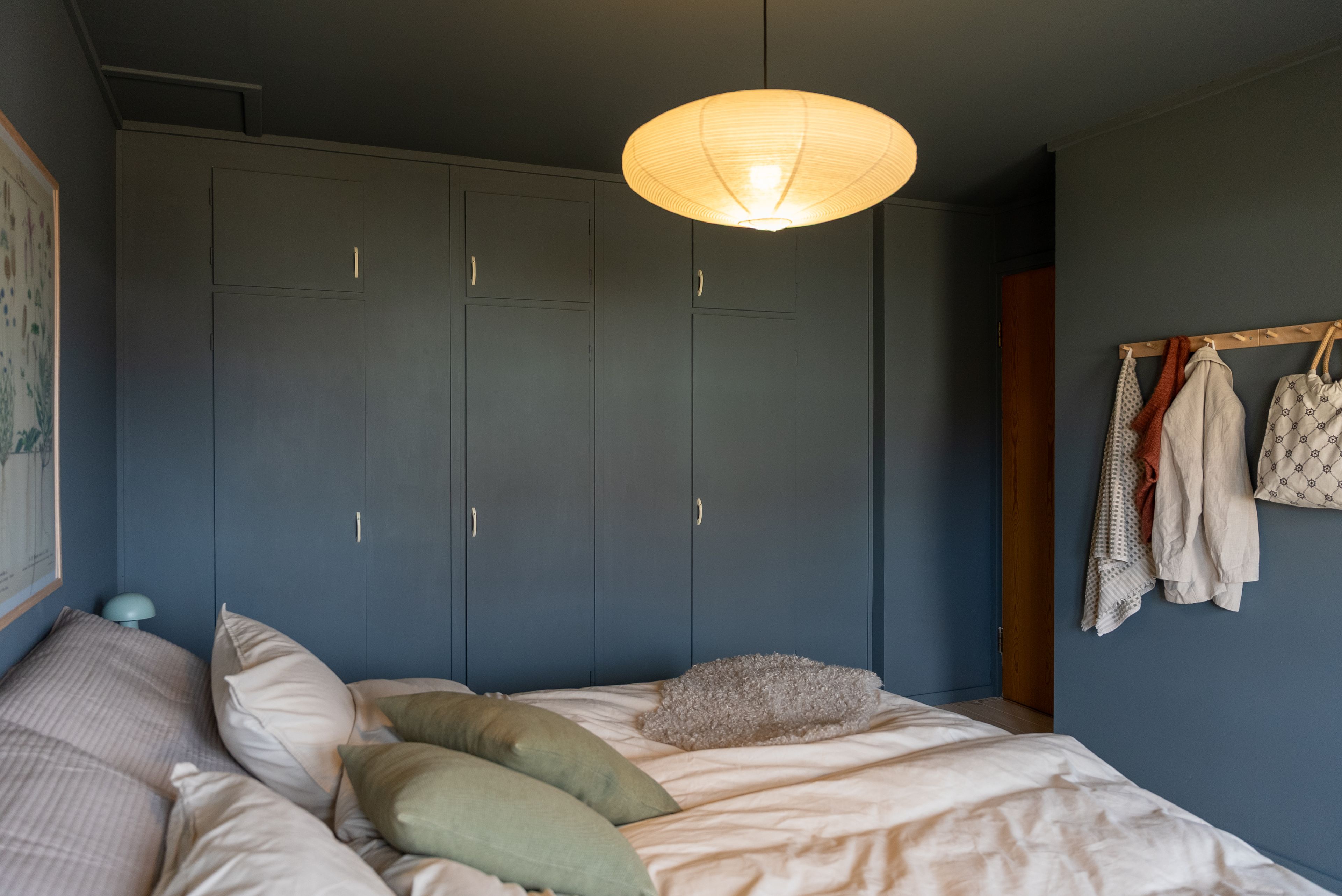 Et nyoppusset soverom med skap, vegger og tak malt i fargen Iron blue.