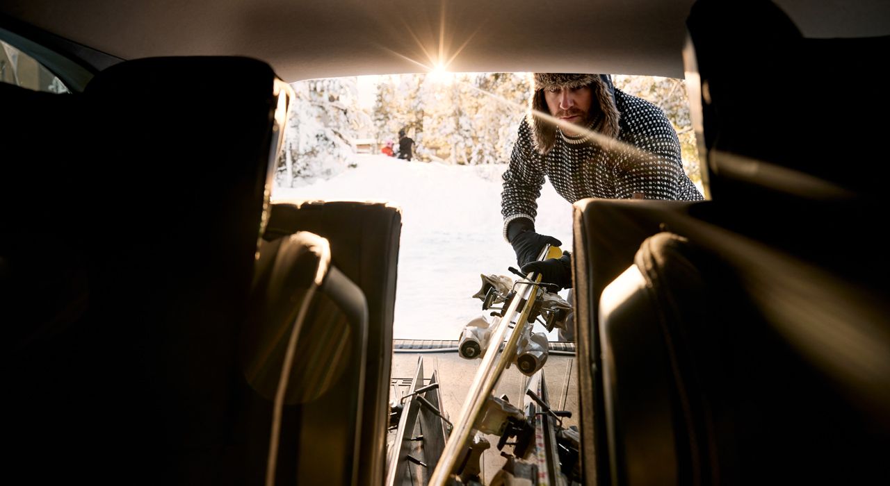 Bild på person som packar in skidor