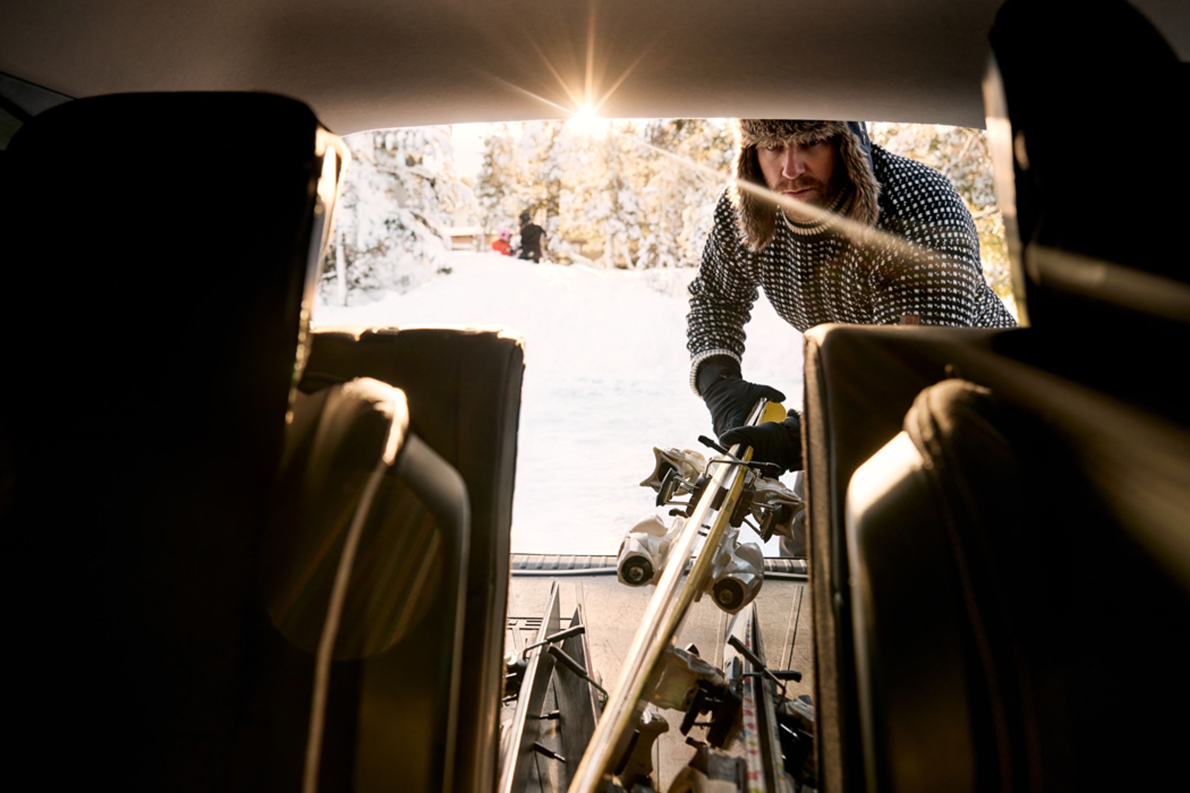 Bild på person som packar in skidor