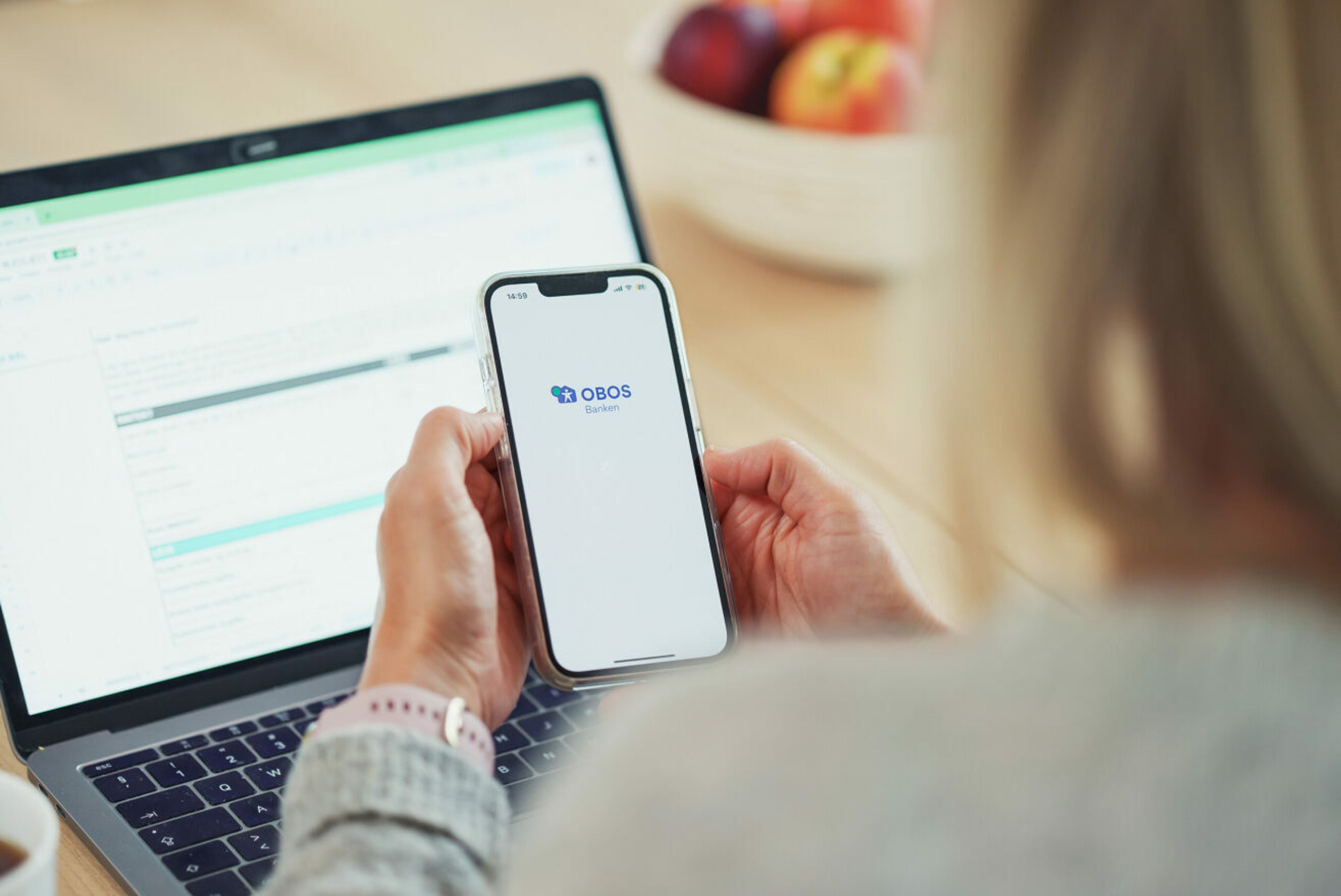 En mobil som åpner OBOS-bank appen.