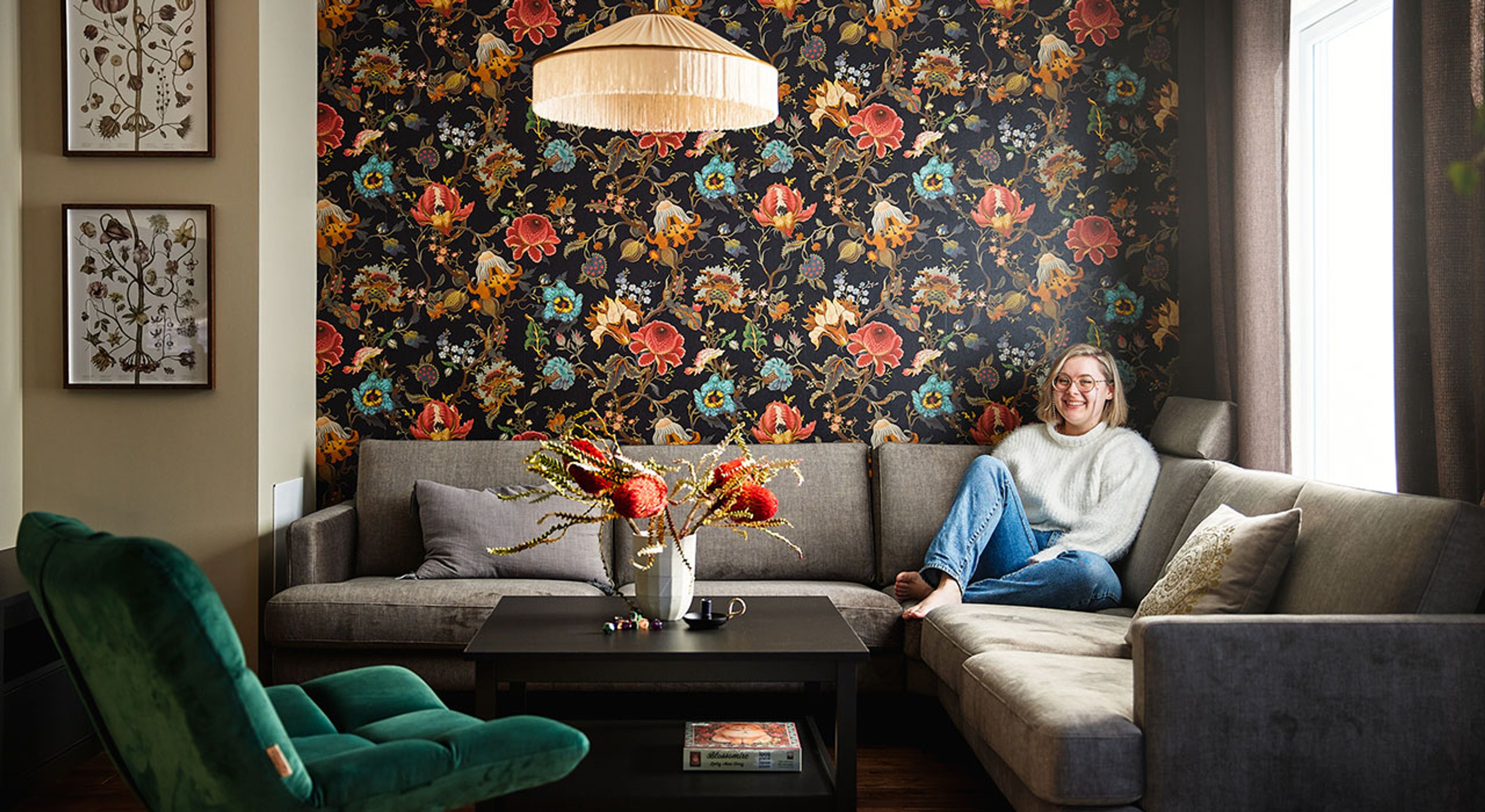 Kristine sittende i sofaen i leiligheten sin på Firenga