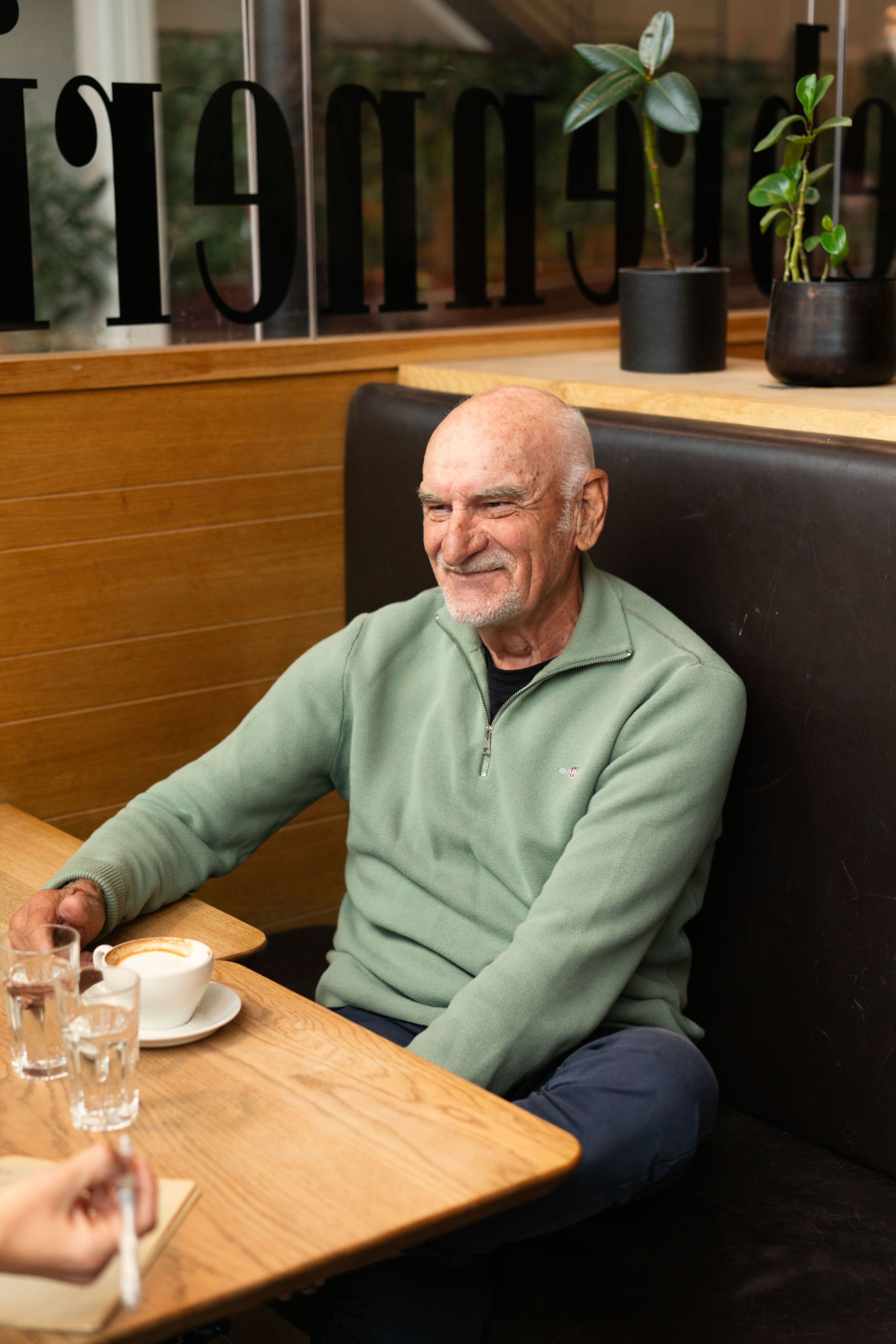 Reidar Selbekk sitter ved et bord med en kaffekopp foran seg