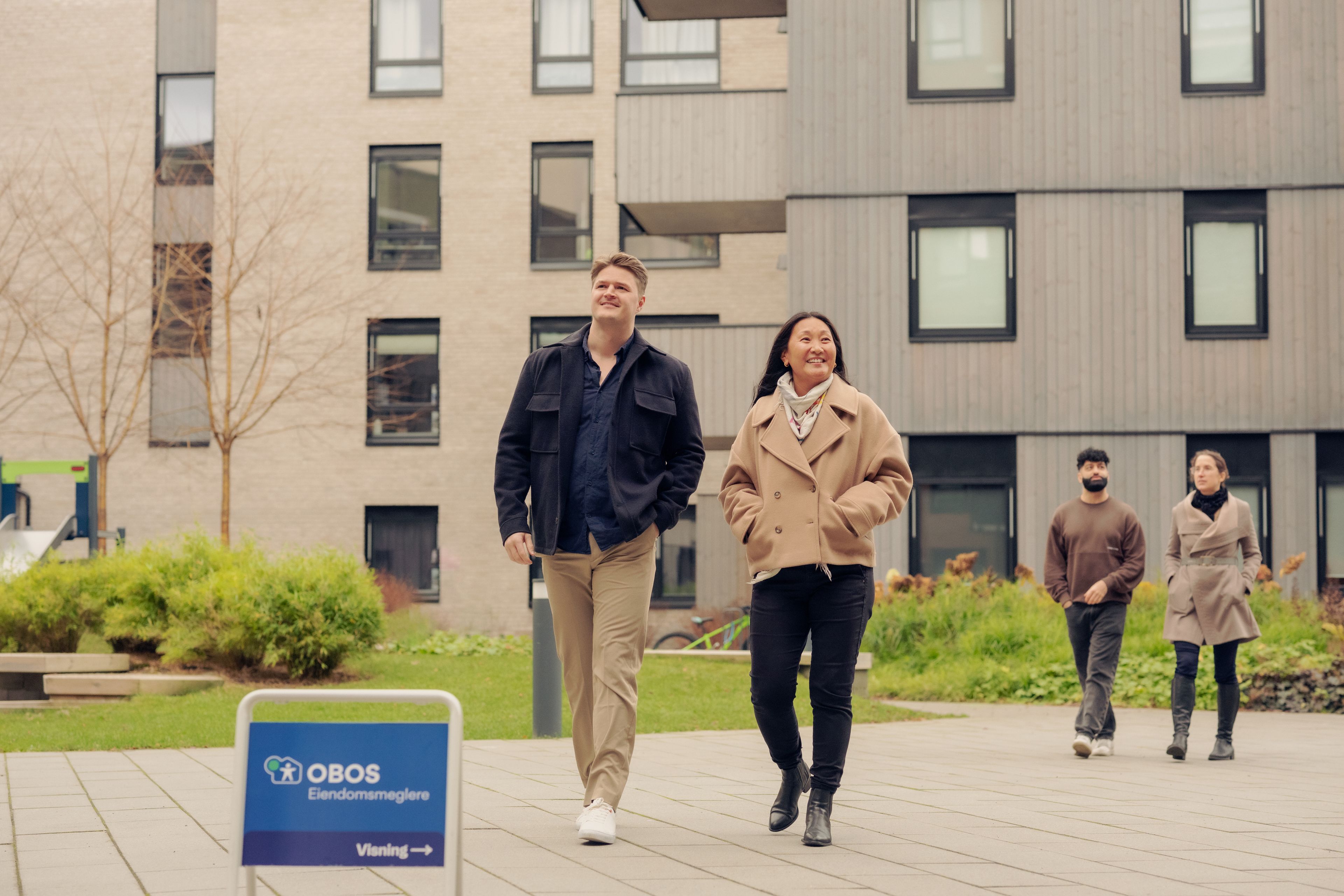 Mennesker på vei inn til visning.