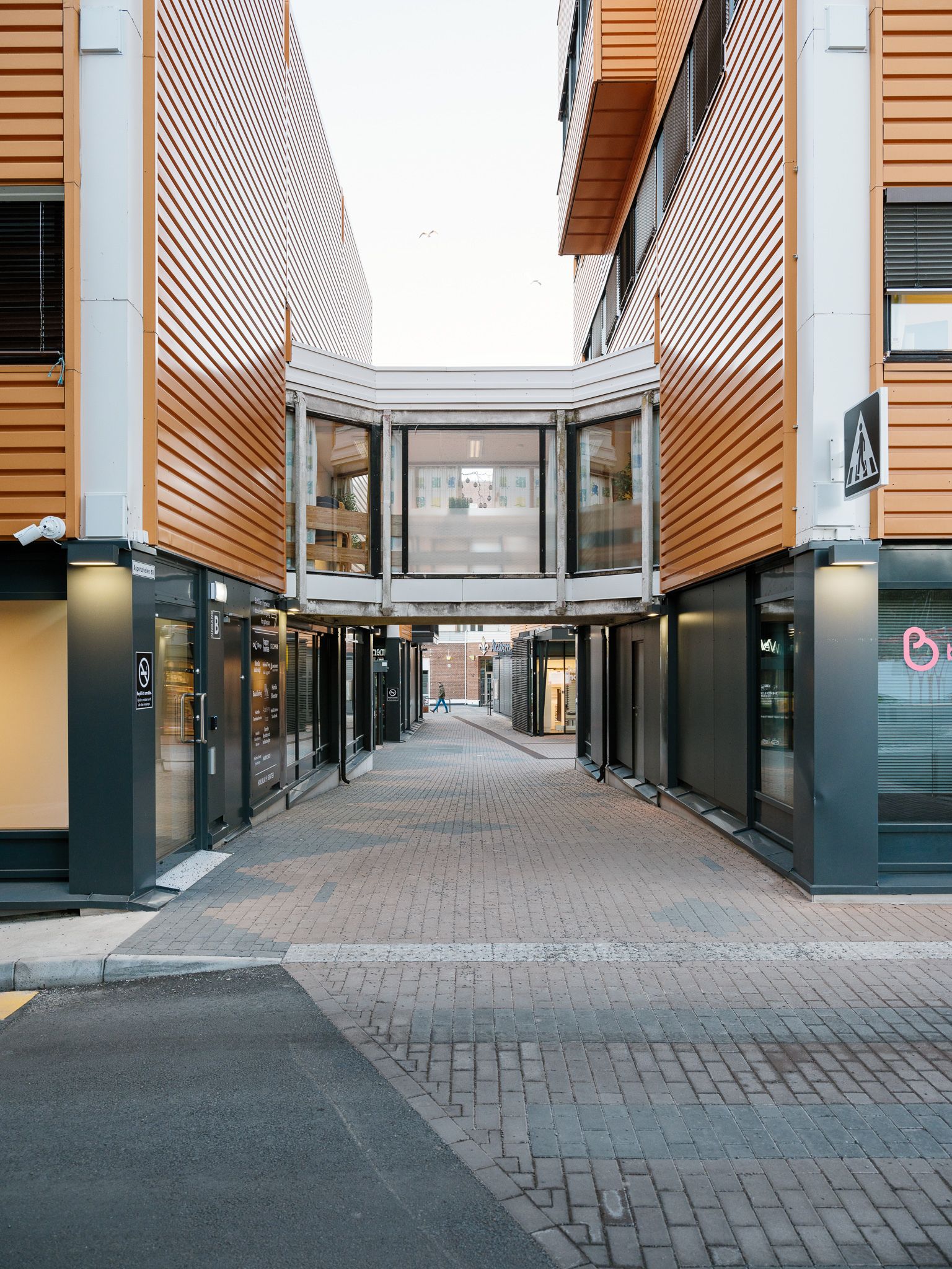 Bildet viser utedelen av Holmlia senter, med butikker på gateplan.