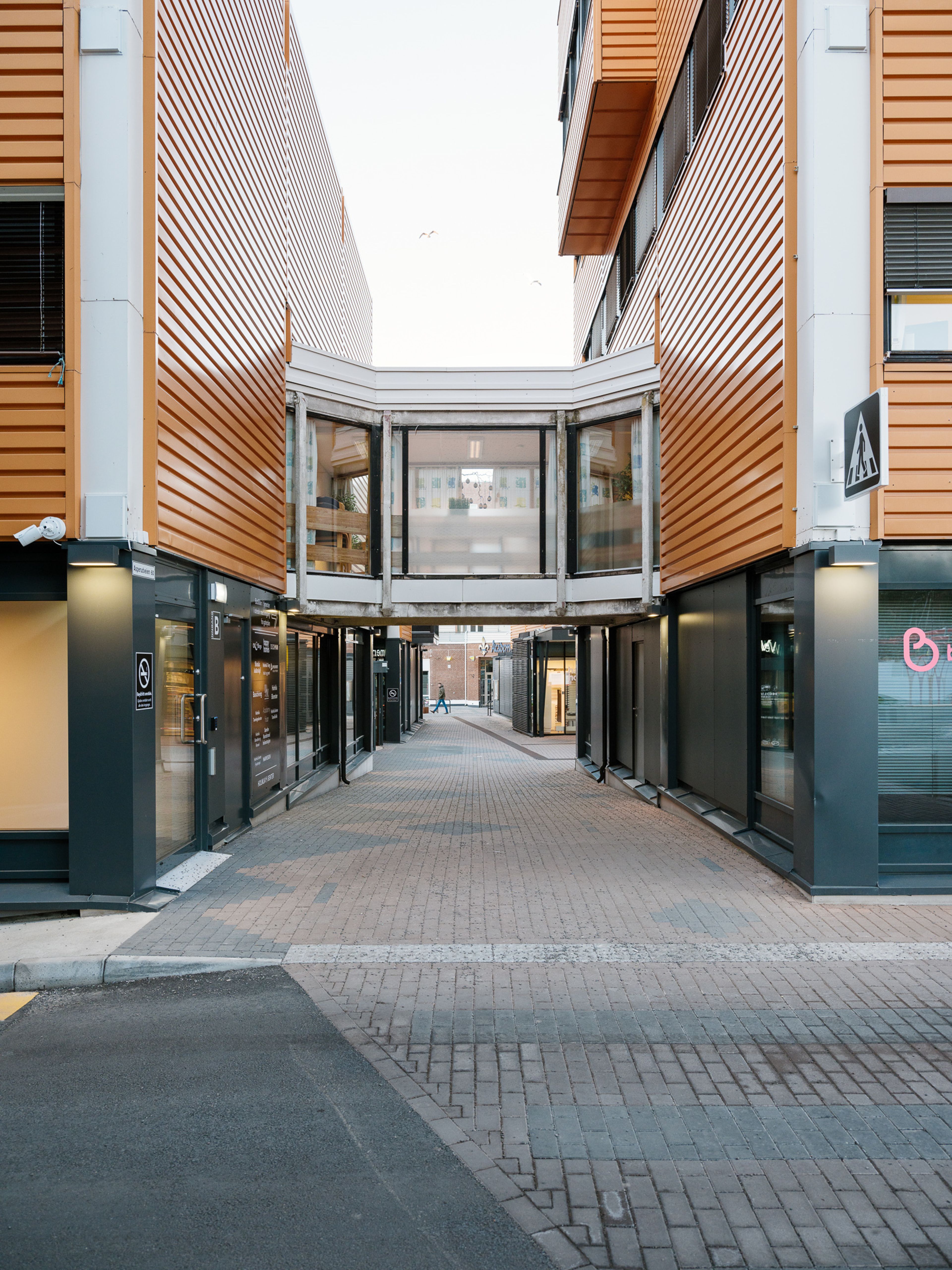 Bildet viser utedelen av Holmlia senter, med butikker på gateplan.