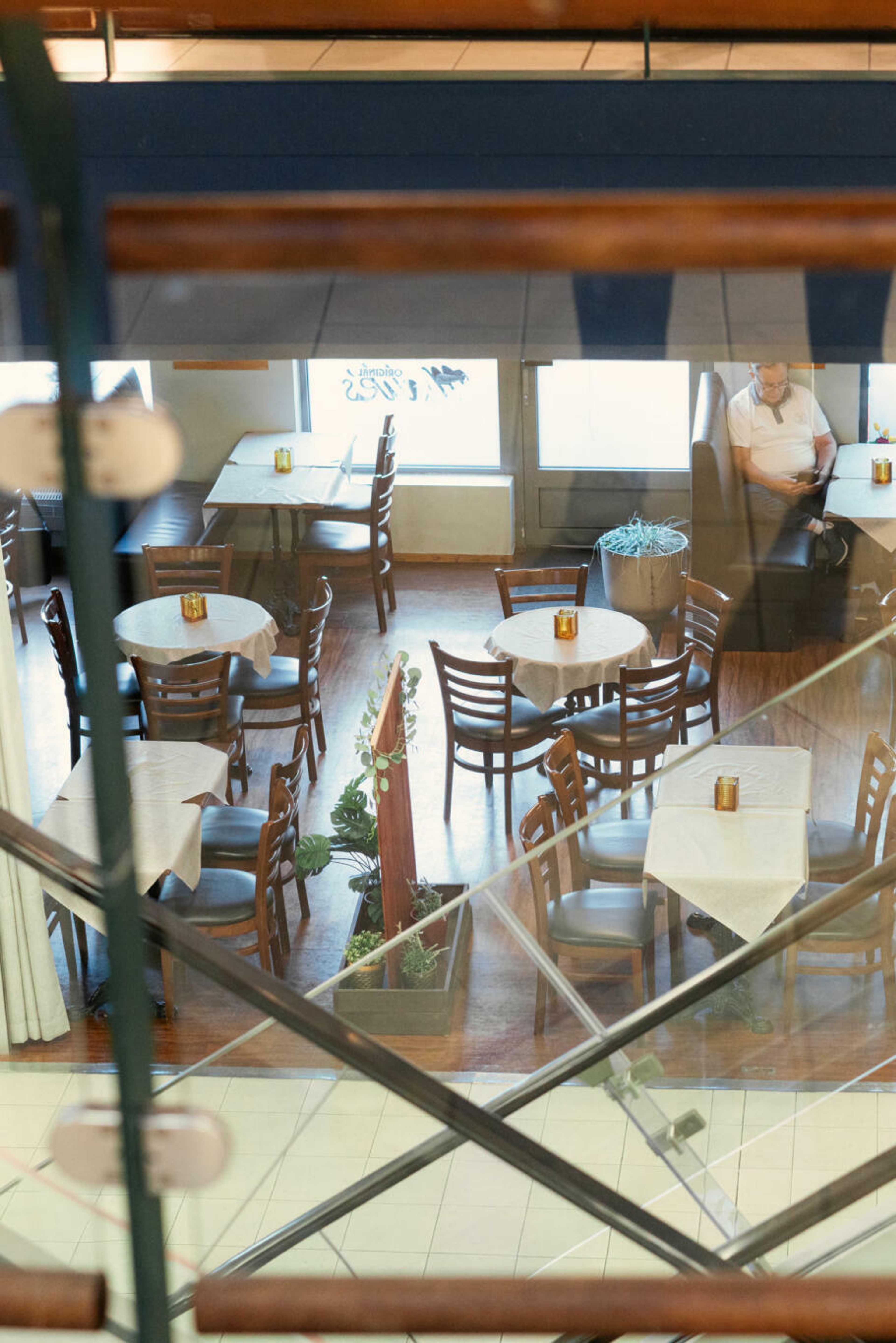 Bilde av stoler og bord på en kafé.