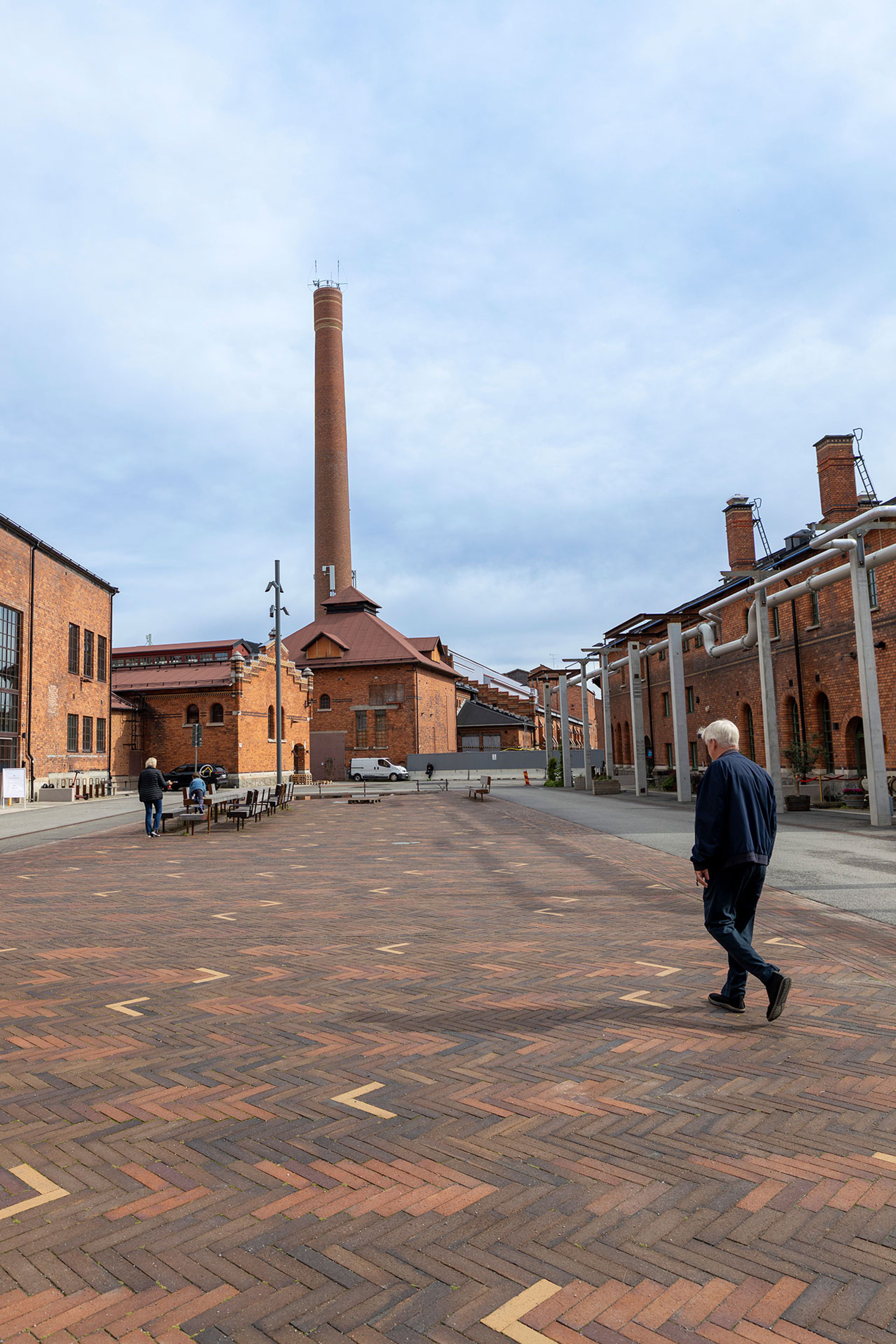 Mikael går i bland de gamla byggnaderna vid Gasverket.
